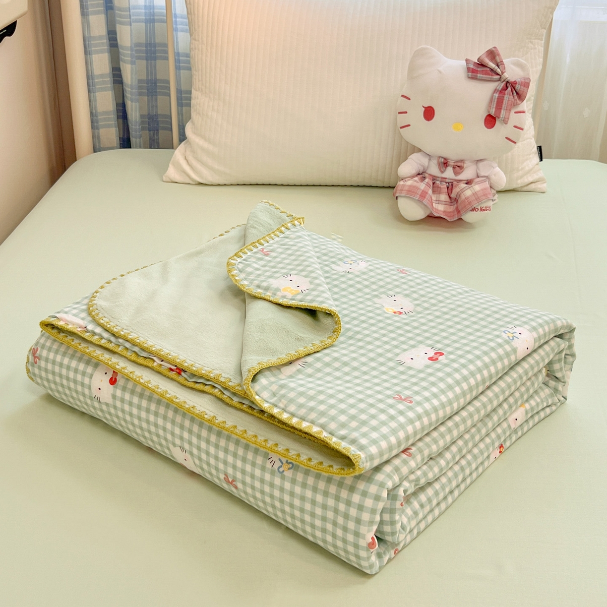 91家纺网 家纺一手货源 找家纺 妮可 2025新款三层夹棉全棉双层纱绒多功能盖毯被 KT-奶绿