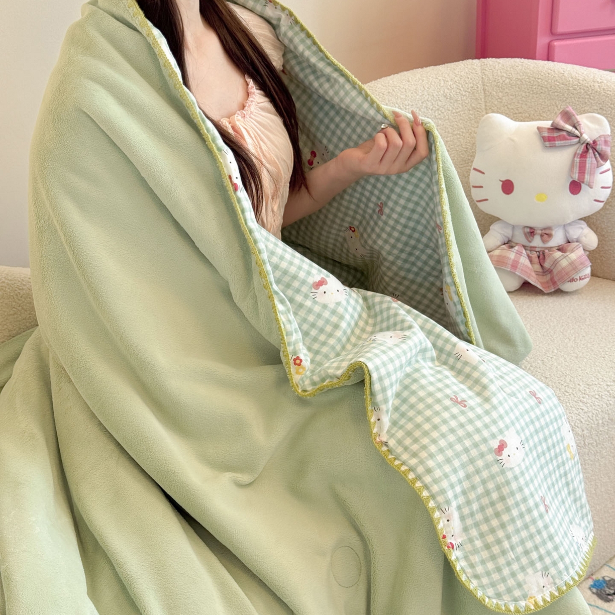 91家纺网 家纺一手货源 找家纺 妮可 2025新款三层夹棉全棉双层纱绒多功能盖毯被 KT-奶绿