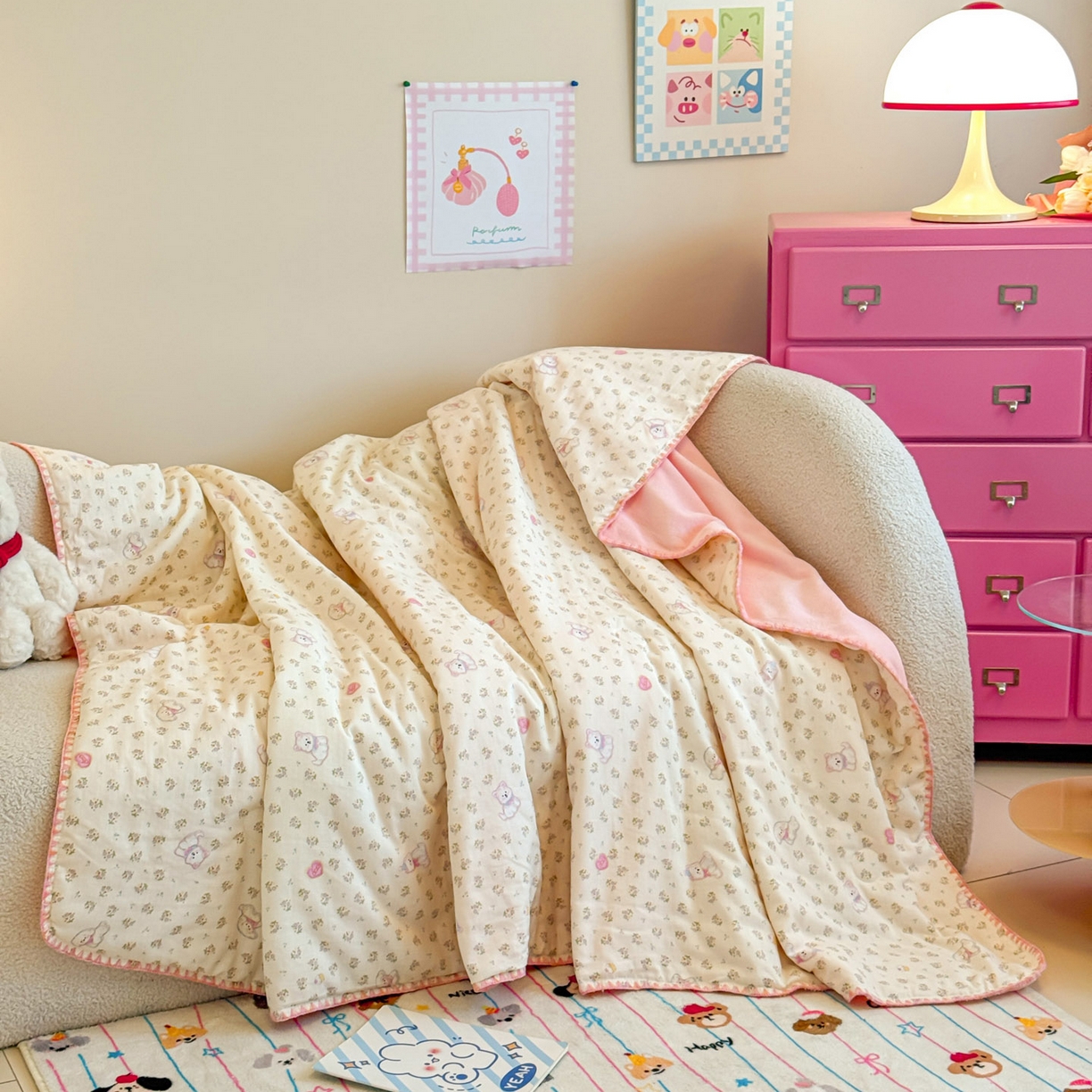 91家纺网 家纺一手货源 找家纺 妮可 2025新款三层夹棉全棉双层纱绒多功能盖毯被 甜甜小狗