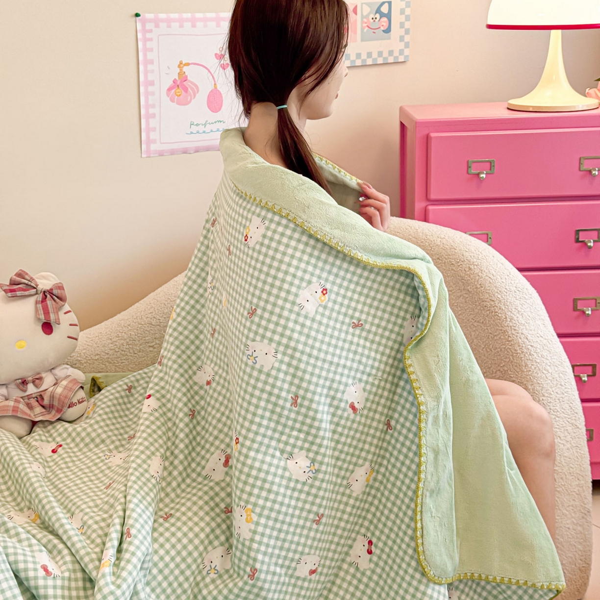 91家纺网 家纺一手货源 找家纺 妮可 2025新款三层夹棉全棉双层纱绒多功能盖毯被 KT-奶绿