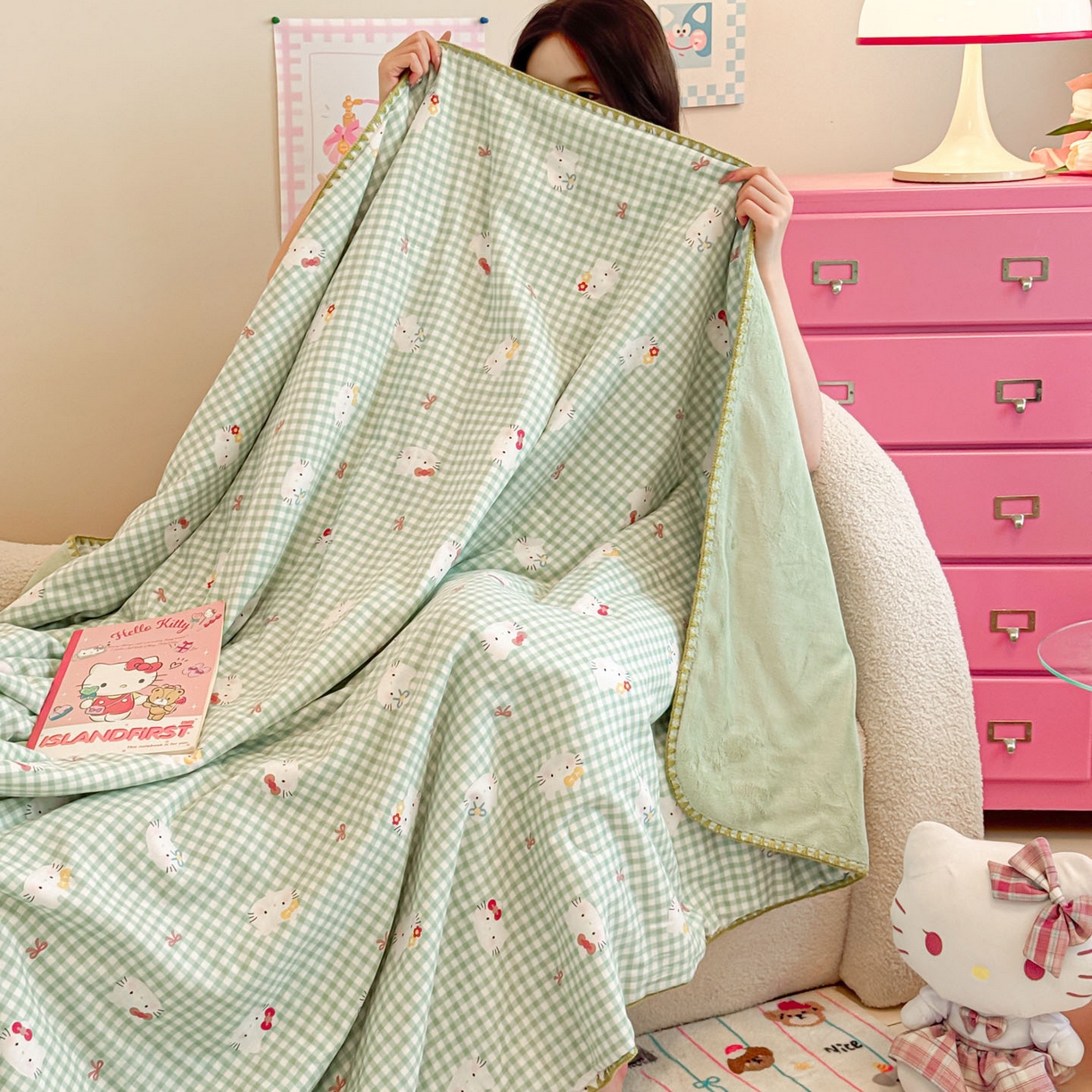 91家纺网 家纺一手货源 找家纺 妮可 2025新款三层夹棉全棉双层纱绒多功能盖毯被 KT-奶绿