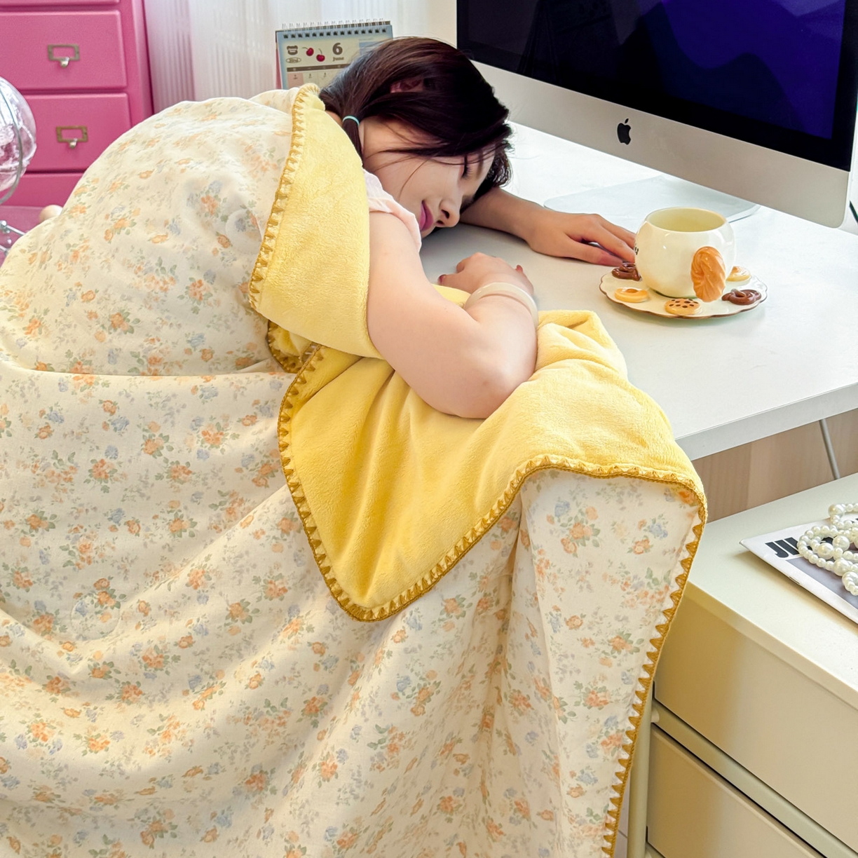 91家纺网 家纺一手货源 找家纺 妮可 2025新款三层夹棉全棉双层纱绒多功能盖毯被 奶油芝芝