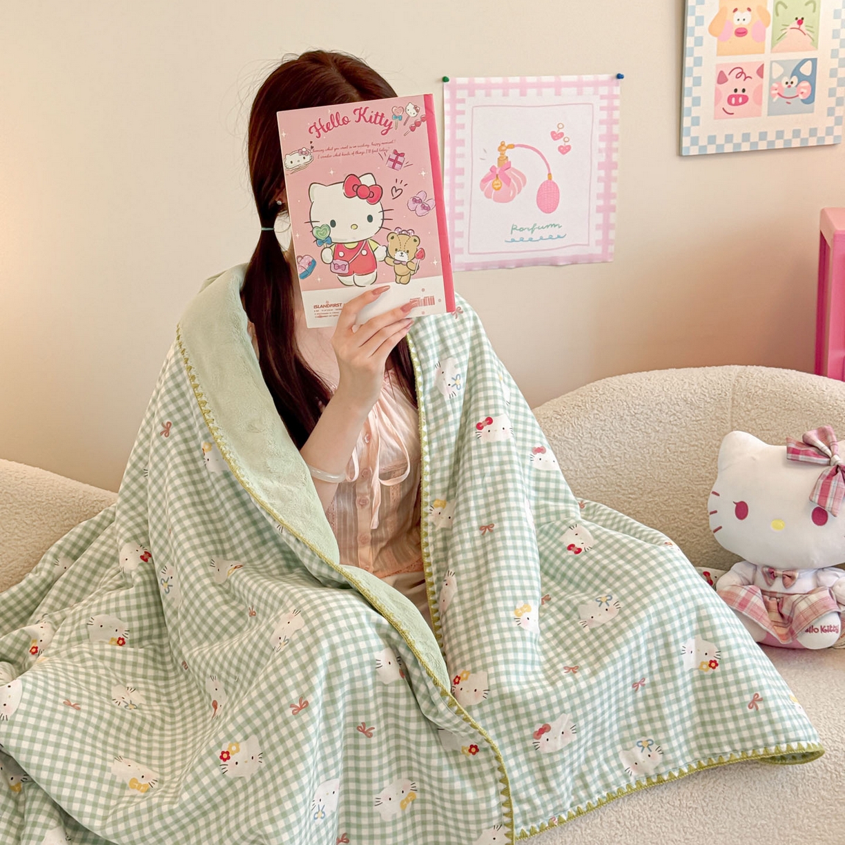 91家纺网 家纺一手货源 找家纺 妮可 2025新款三层夹棉全棉双层纱绒多功能盖毯被 KT-奶绿