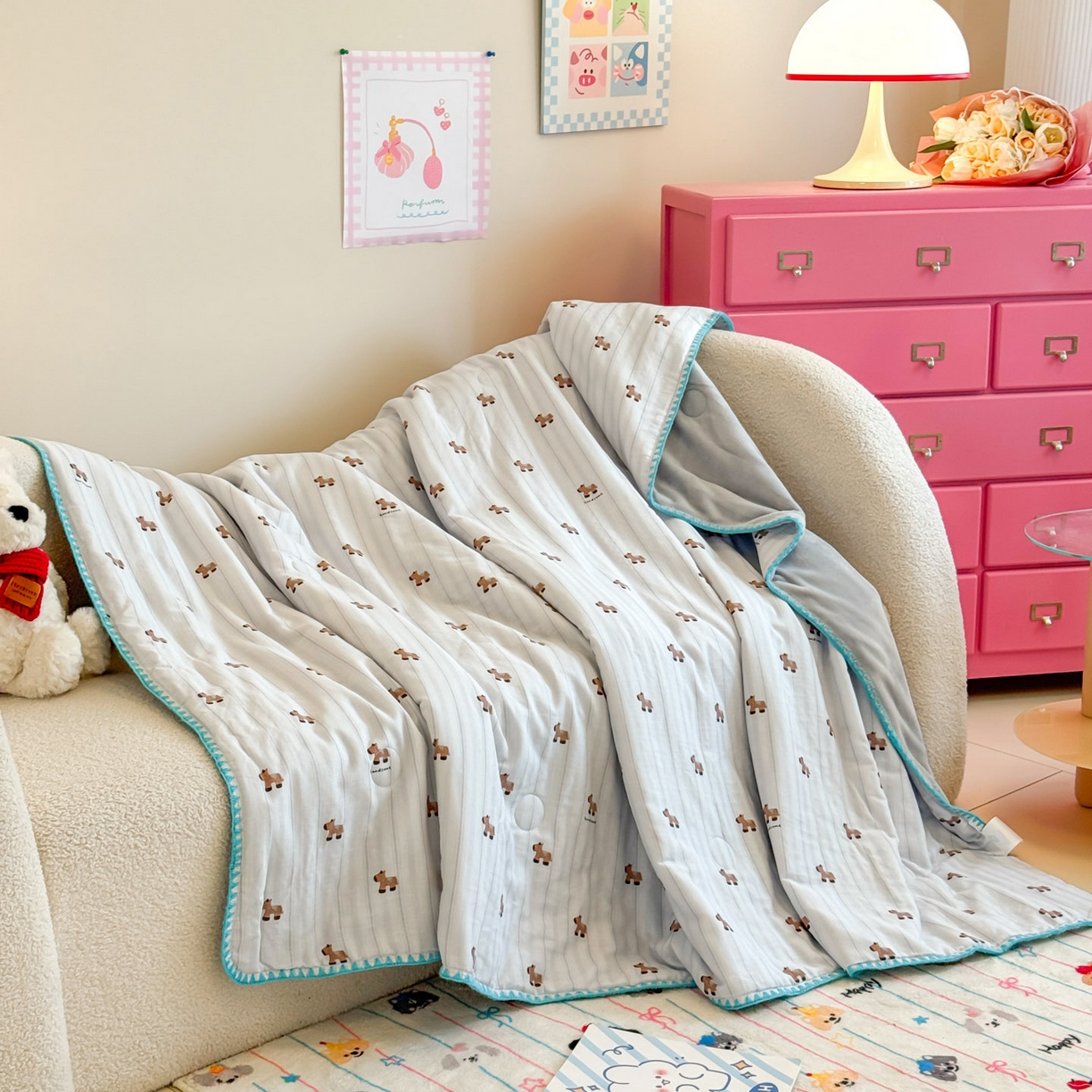 91家纺网 家纺一手货源 找家纺 妮可 2025新款三层夹棉全棉双层纱绒多功能盖毯被 小马日记