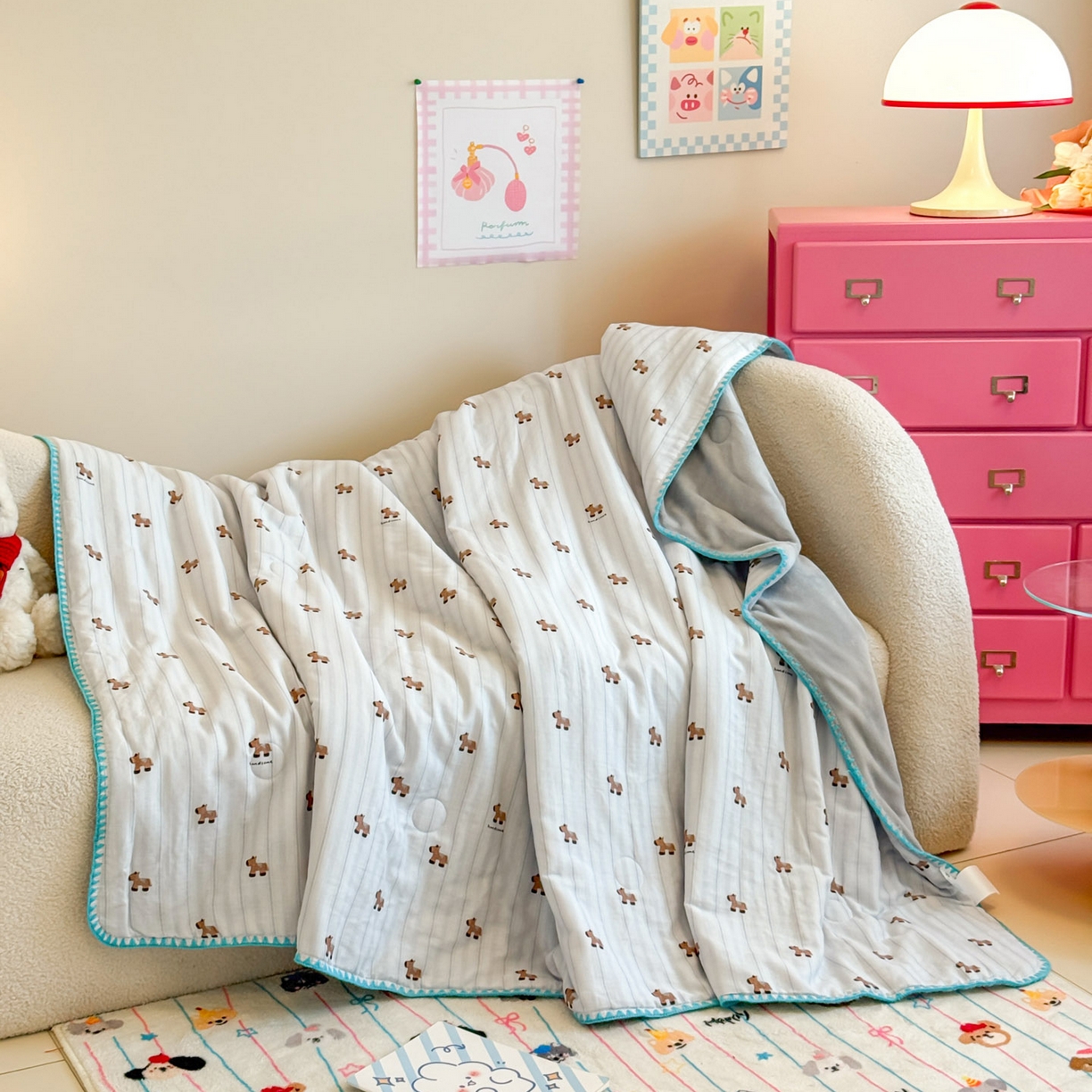 91家纺网 家纺一手货源 找家纺 妮可 2025新款三层夹棉全棉双层纱绒多功能盖毯被 小马日记