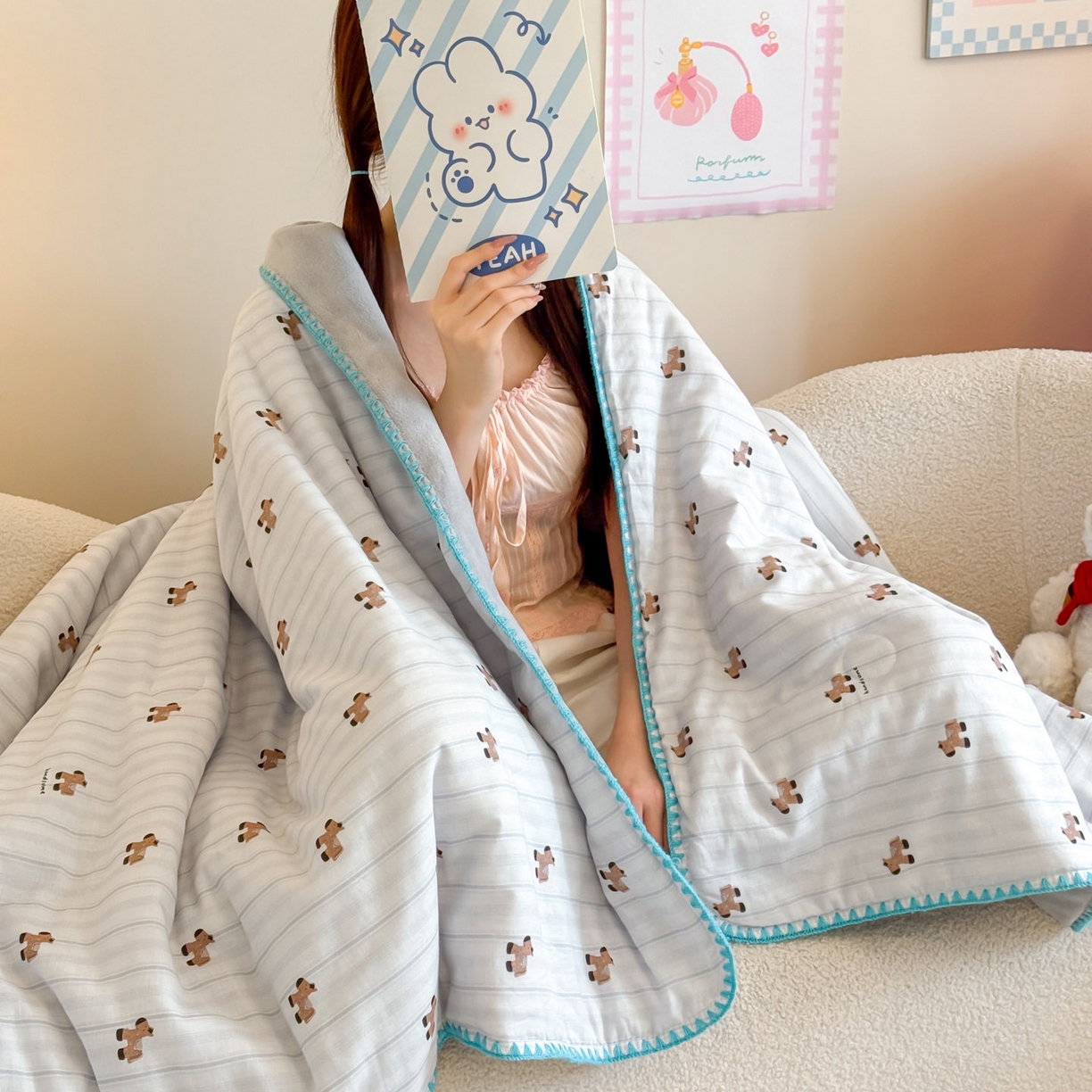 91家纺网 家纺一手货源 找家纺 妮可 2025新款三层夹棉全棉双层纱绒多功能盖毯被 小马日记