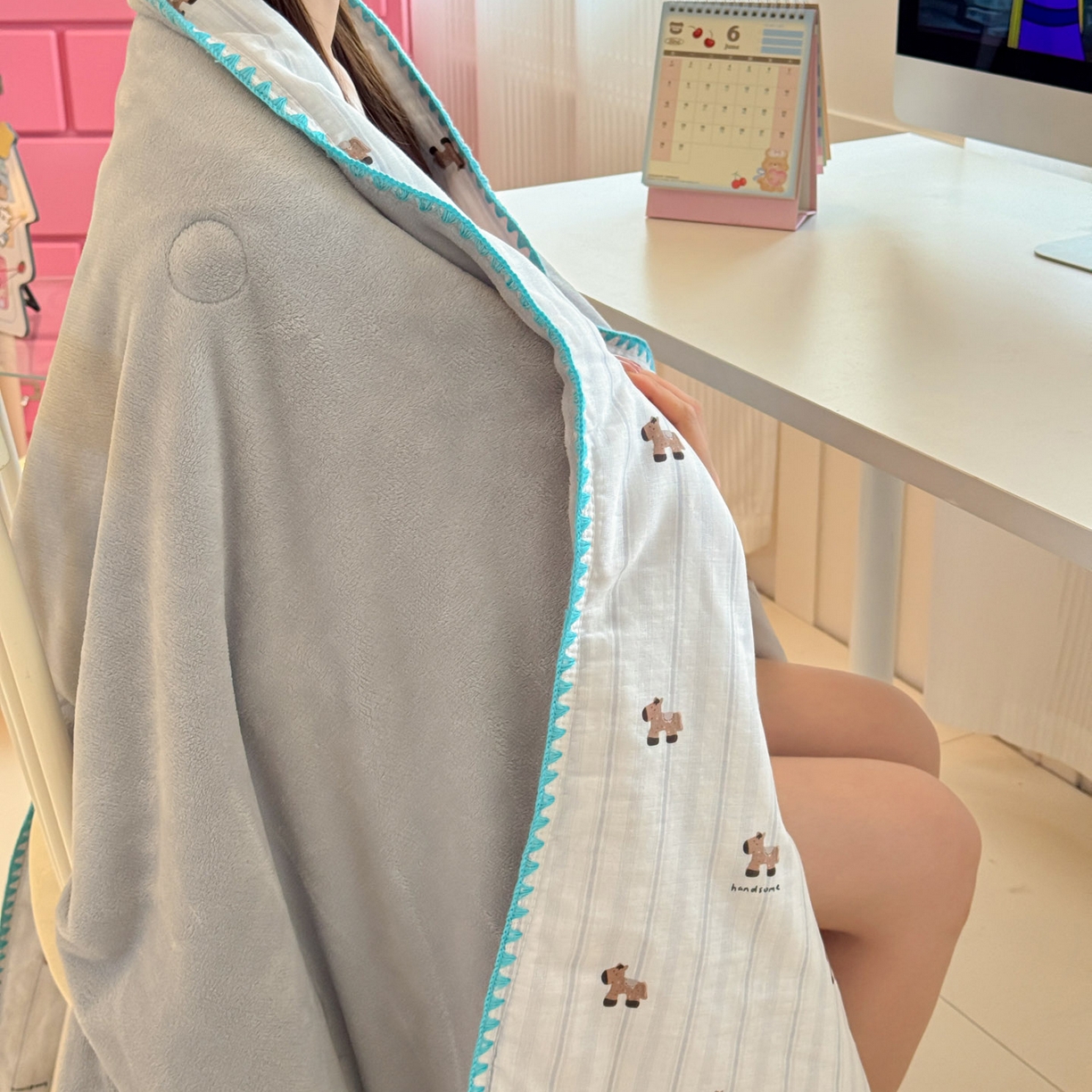 91家纺网 家纺一手货源 找家纺 妮可 2025新款三层夹棉全棉双层纱绒多功能盖毯被 小马日记