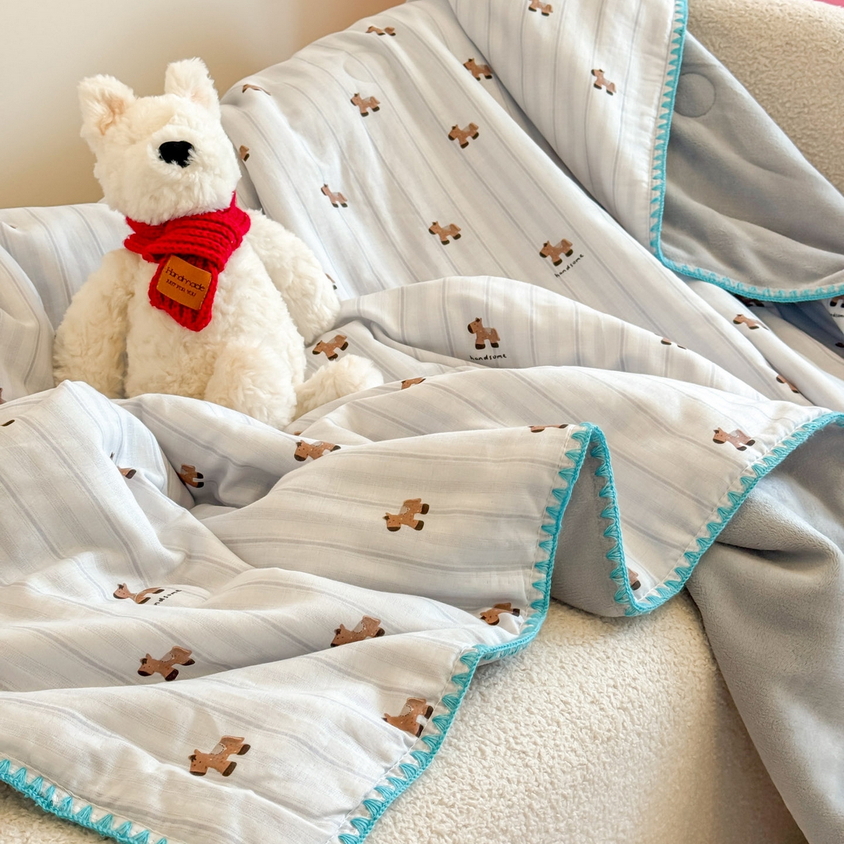 91家纺网 家纺一手货源 找家纺 妮可 2025新款三层夹棉全棉双层纱绒多功能盖毯被 小马日记