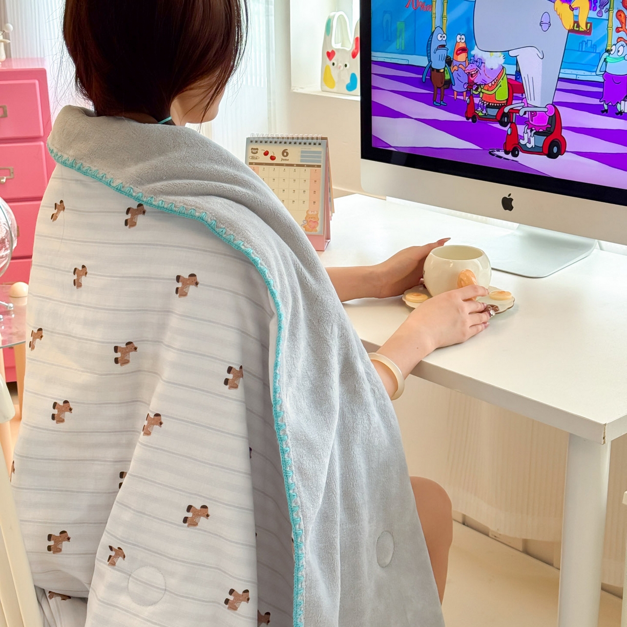 91家纺网 家纺一手货源 找家纺 妮可 2025新款三层夹棉全棉双层纱绒多功能盖毯被 小马日记