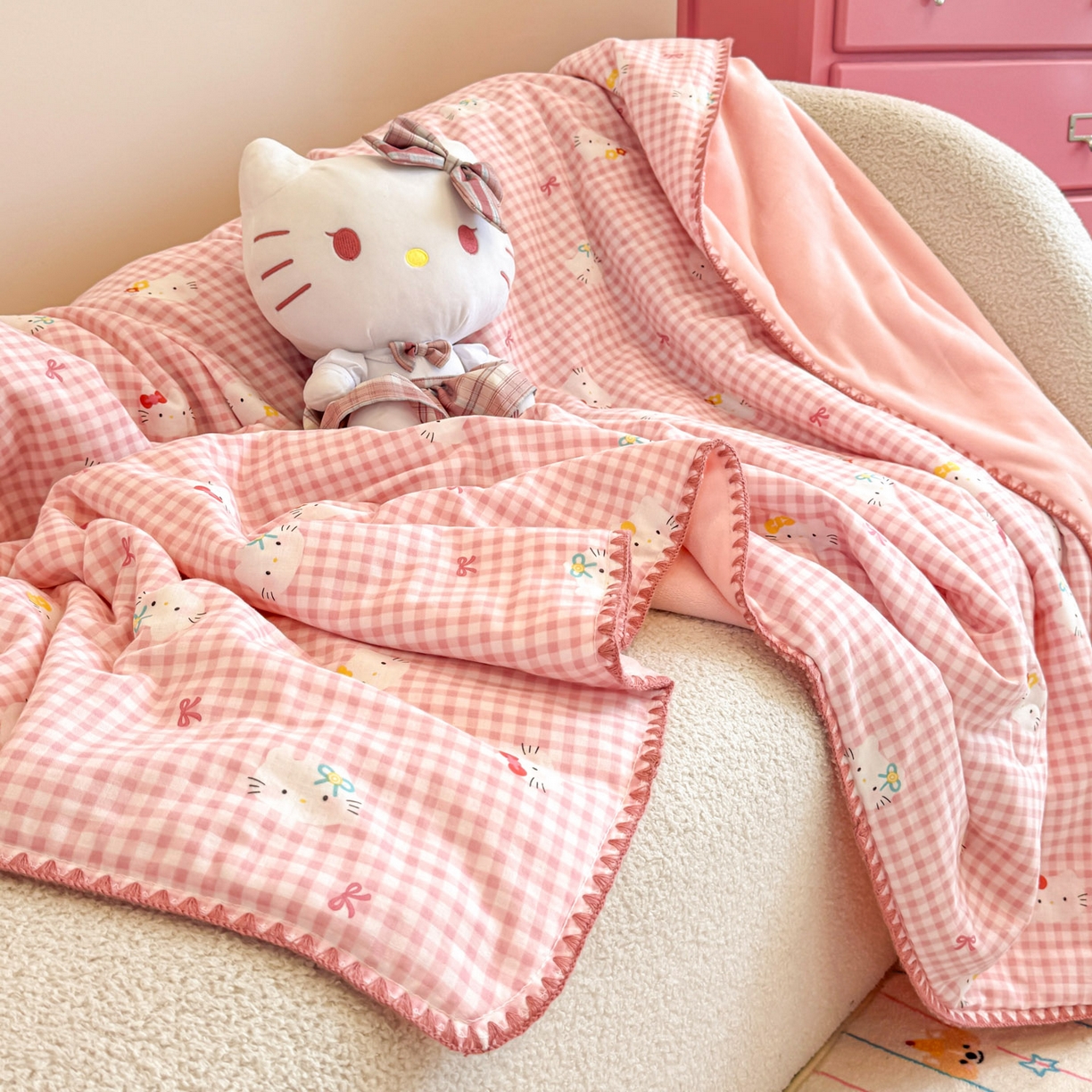 91家纺网 家纺一手货源 找家纺 妮可 2025新款三层夹棉全棉双层纱绒多功能盖毯被 KT-浅粉