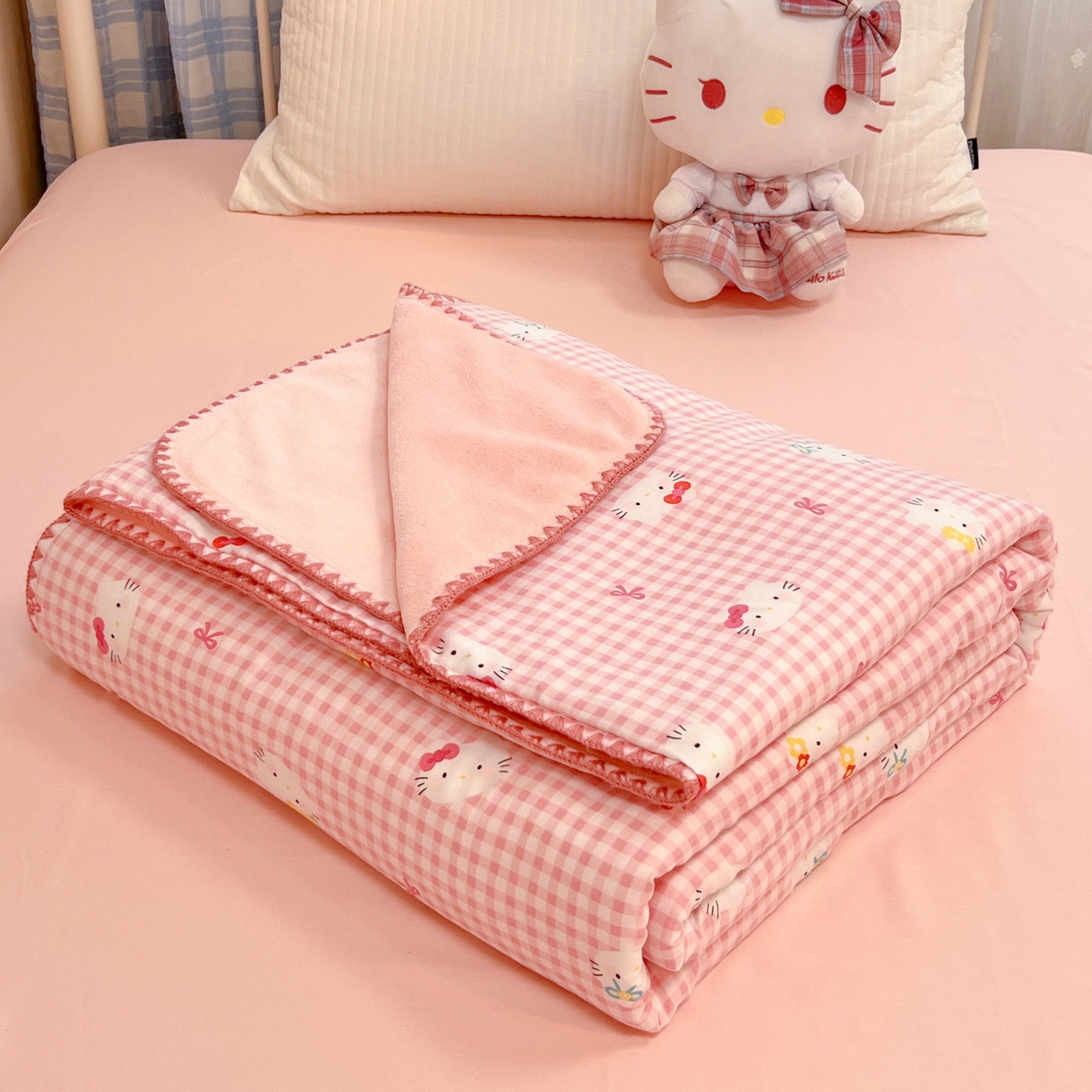 91家纺网 家纺一手货源 找家纺 妮可 2025新款三层夹棉全棉双层纱绒多功能盖毯被 KT-浅粉