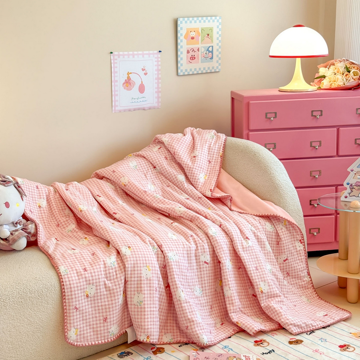 91家纺网 家纺一手货源 找家纺 妮可 2025新款三层夹棉全棉双层纱绒多功能盖毯被 KT-浅粉