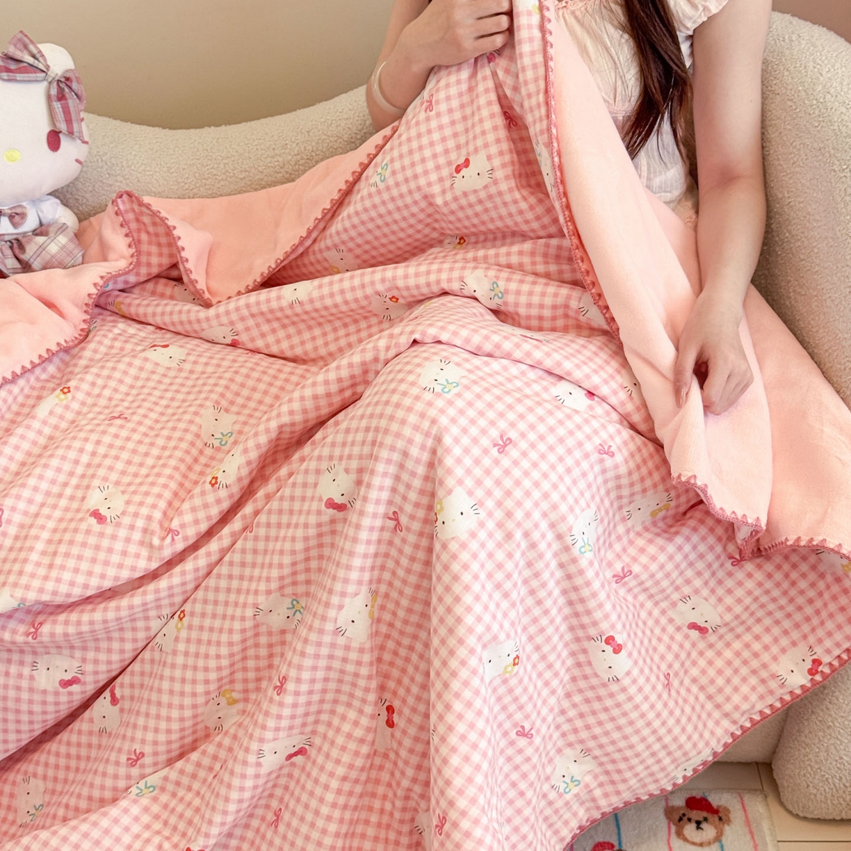 91家纺网 家纺一手货源 找家纺 妮可 2025新款三层夹棉全棉双层纱绒多功能盖毯被 KT-浅粉