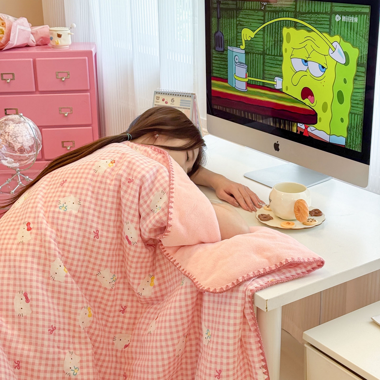 91家纺网 家纺一手货源 找家纺 妮可 2025新款三层夹棉全棉双层纱绒多功能盖毯被 KT-浅粉