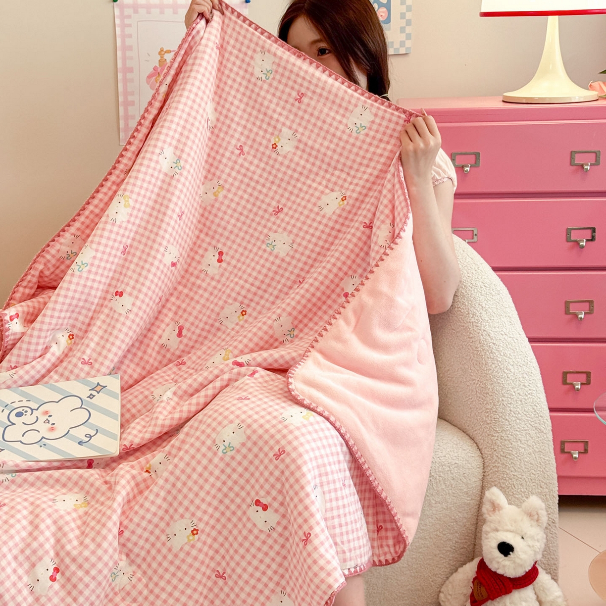 91家纺网 家纺一手货源 找家纺 妮可 2025新款三层夹棉全棉双层纱绒多功能盖毯被 KT-浅粉