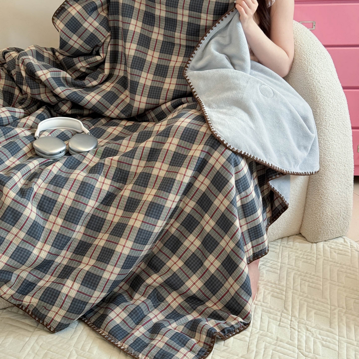91家纺网 家纺一手货源 找家纺 妮可 2025新款三层夹棉全棉双层纱绒多功能盖毯被 格子画