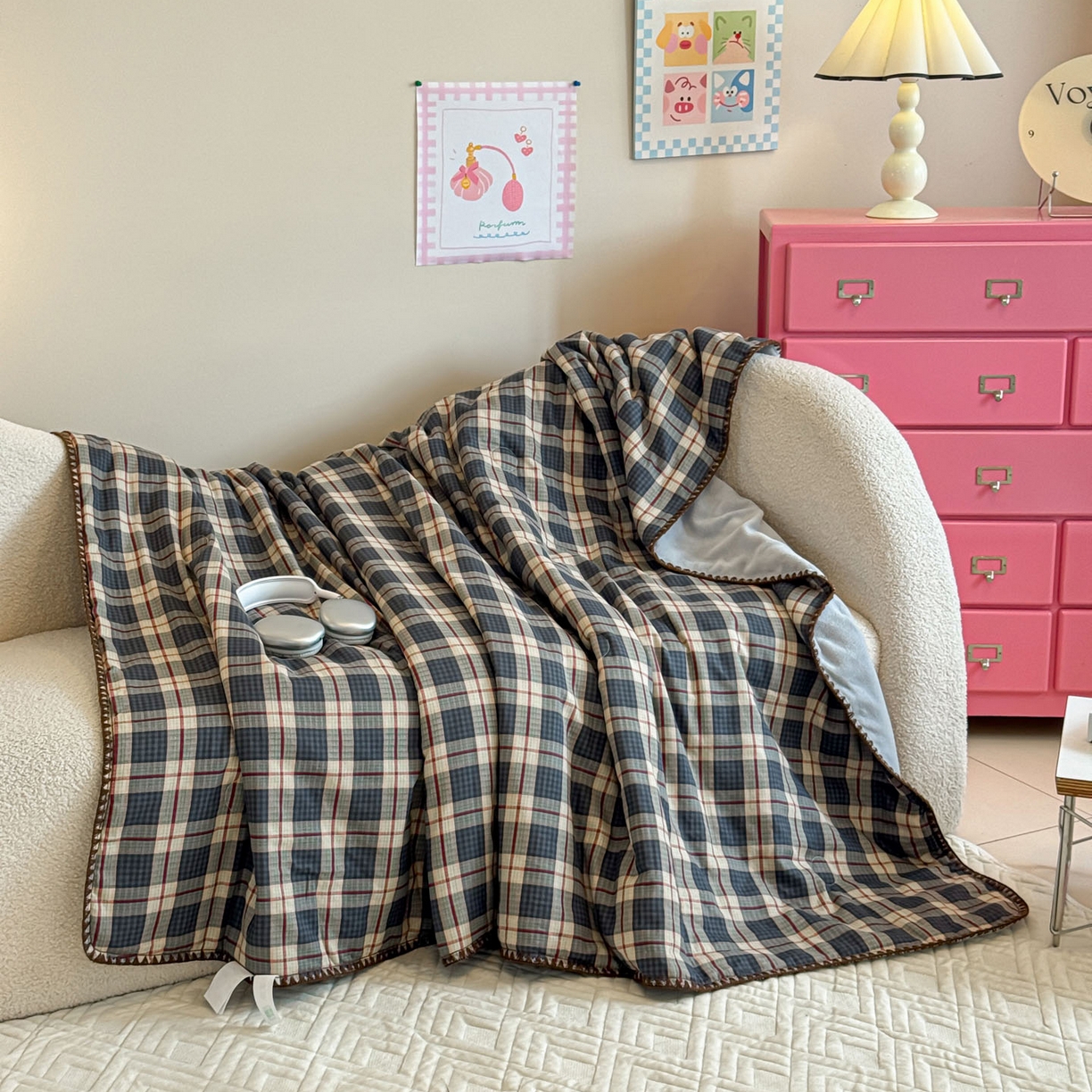 91家纺网 家纺一手货源 找家纺 妮可 2025新款三层夹棉全棉双层纱绒多功能盖毯被 格子画