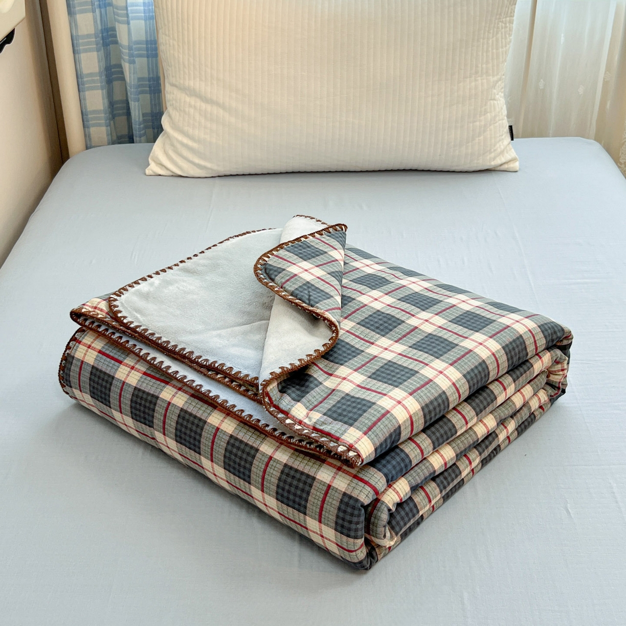 91家纺网 家纺一手货源 找家纺 妮可 2025新款三层夹棉全棉双层纱绒多功能盖毯被 格子画