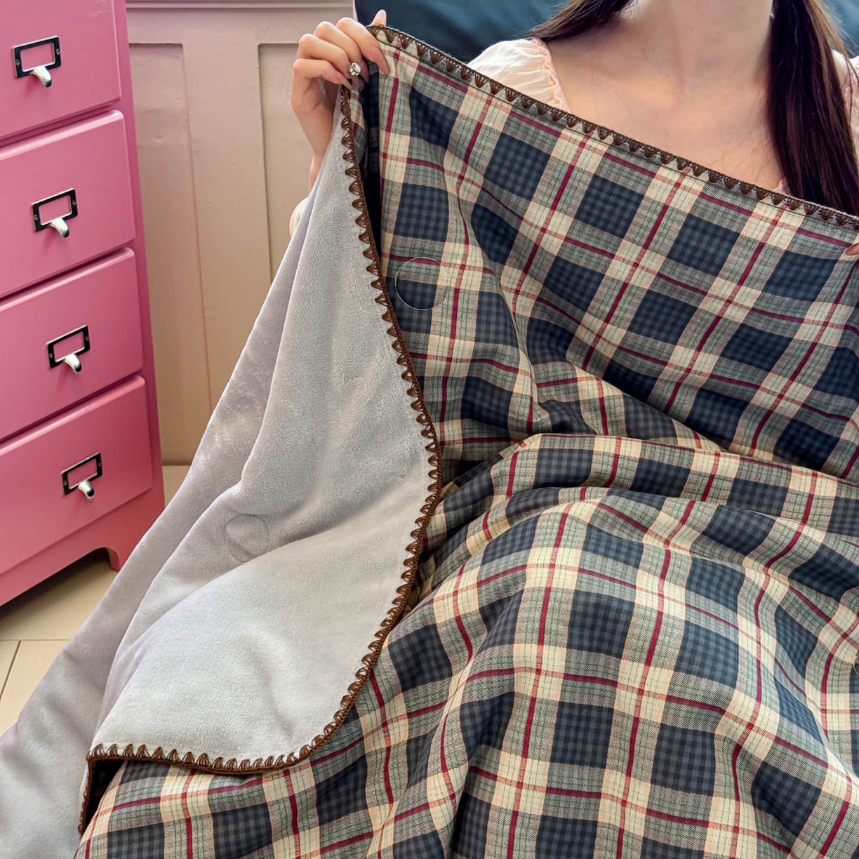 91家纺网 家纺一手货源 找家纺 妮可 2025新款三层夹棉全棉双层纱绒多功能盖毯被 格子画