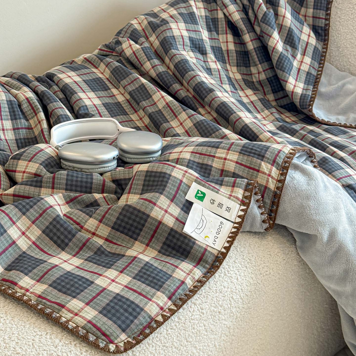 91家纺网 家纺一手货源 找家纺 妮可 2025新款三层夹棉全棉双层纱绒多功能盖毯被 格子画