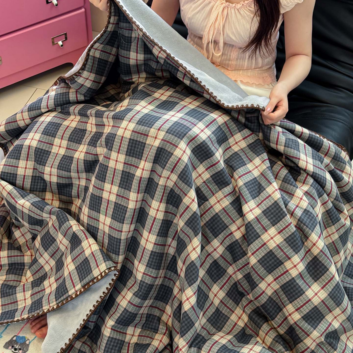 91家纺网 家纺一手货源 找家纺 妮可 2025新款三层夹棉全棉双层纱绒多功能盖毯被 格子画