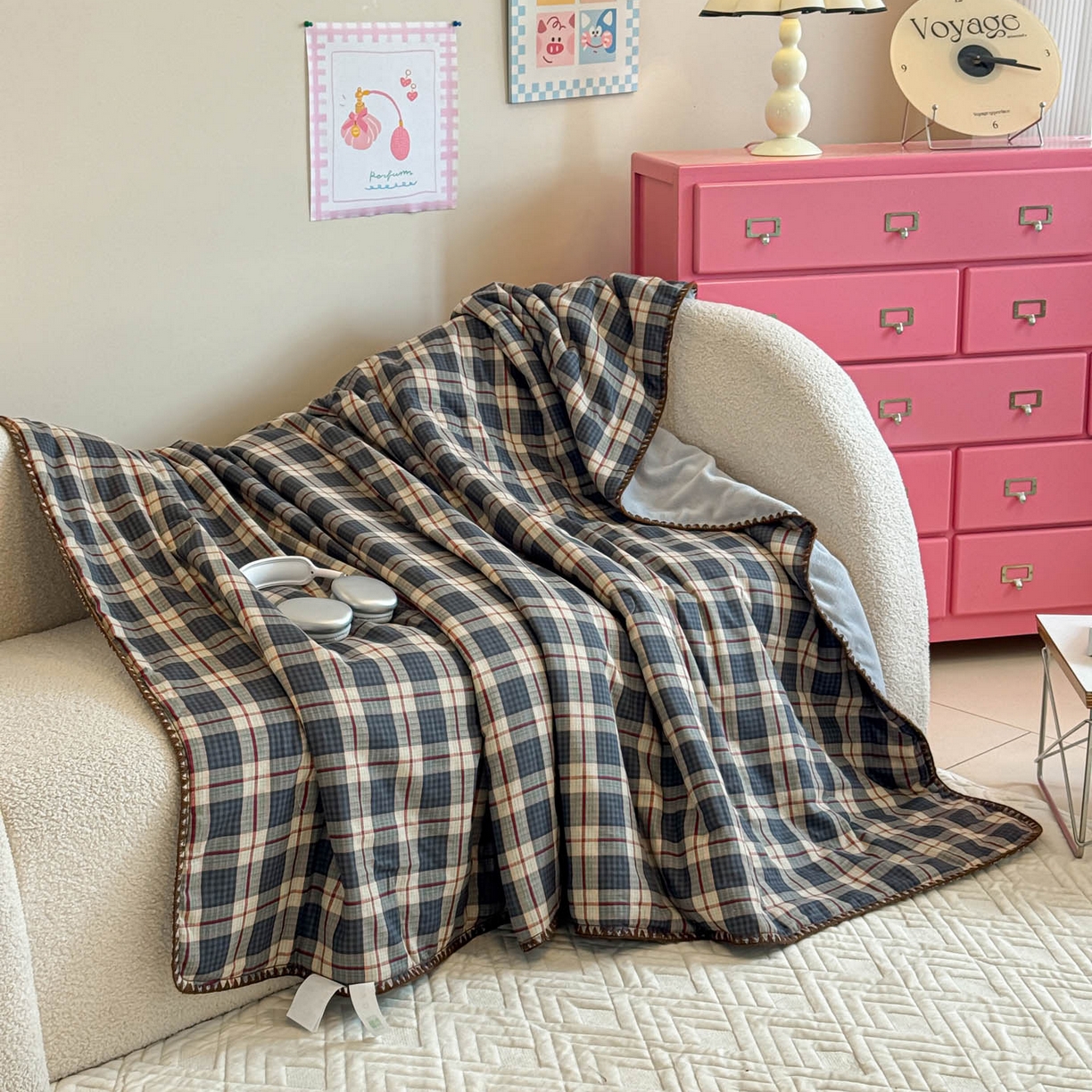 91家纺网 家纺一手货源 找家纺 妮可 2025新款三层夹棉全棉双层纱绒多功能盖毯被 格子画