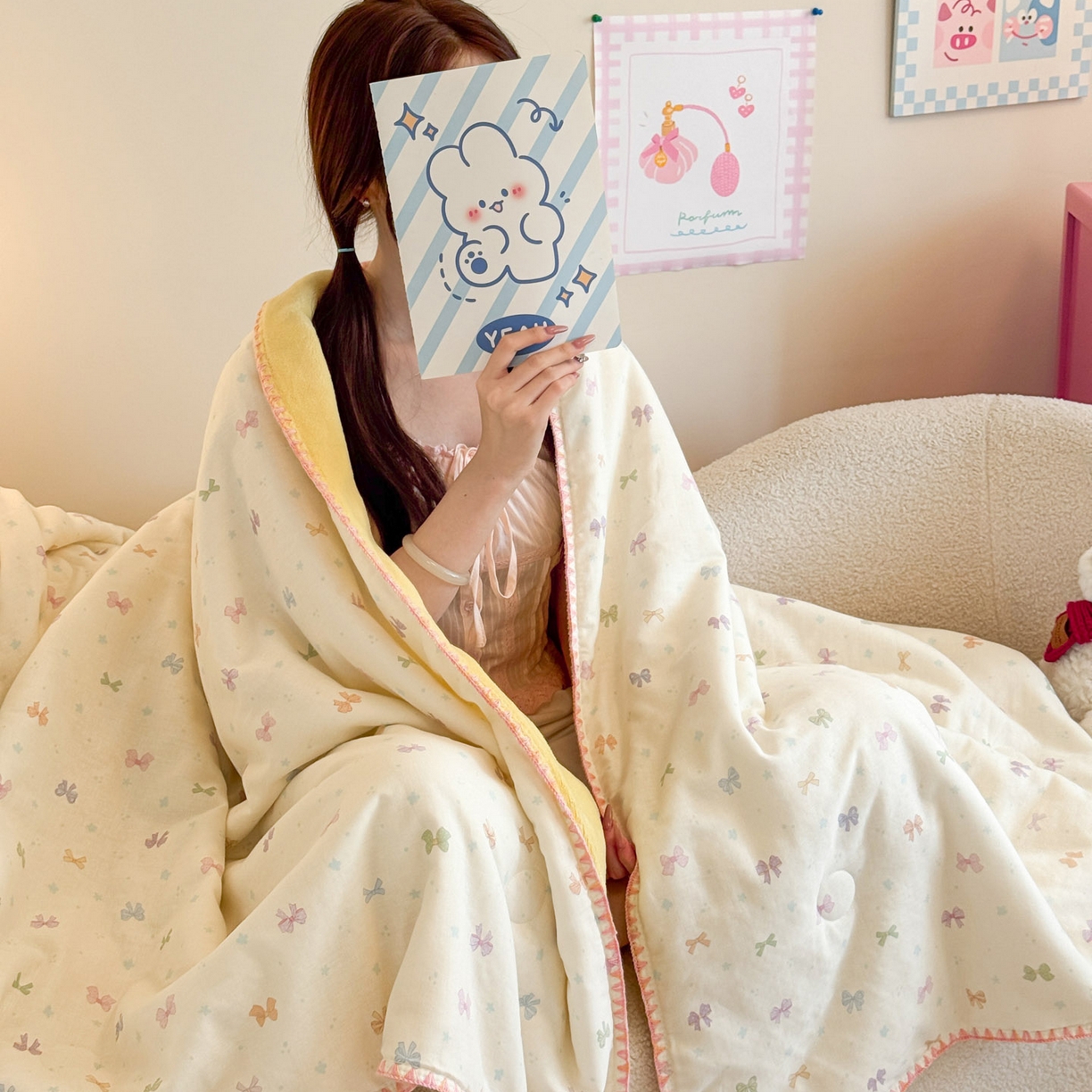 91家纺网 家纺一手货源 找家纺 妮可 2025新款三层夹棉全棉双层纱绒多功能盖毯被 蝴蝶芙芙