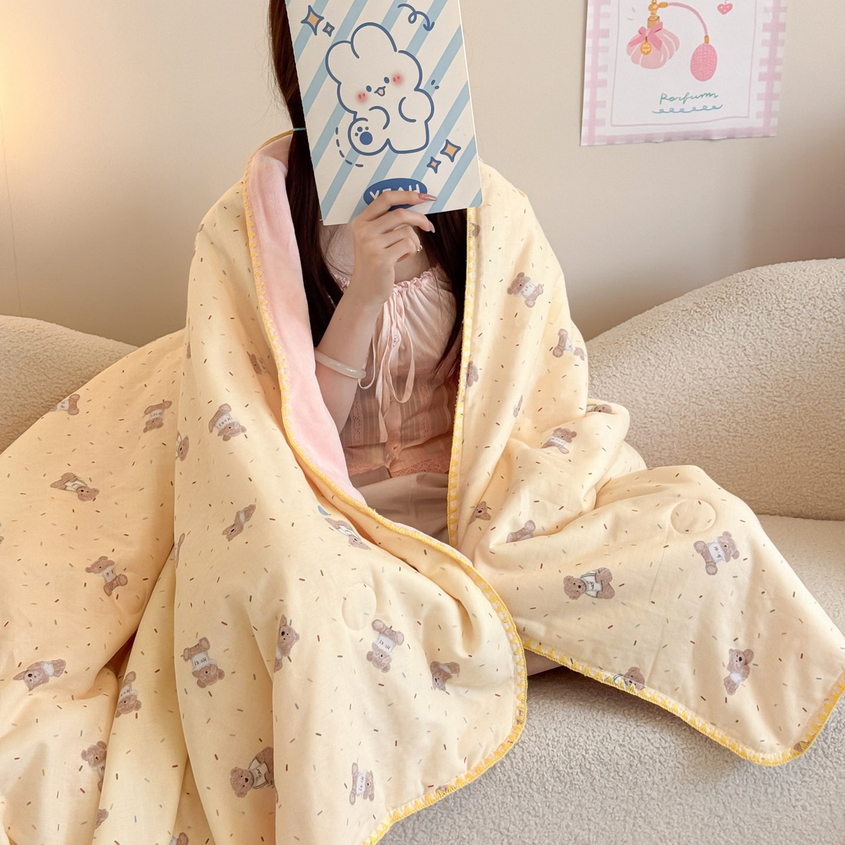 91家纺网 家纺一手货源 找家纺 妮可 2025新款三层夹棉全棉双层纱绒多功能盖毯被 布丁小熊