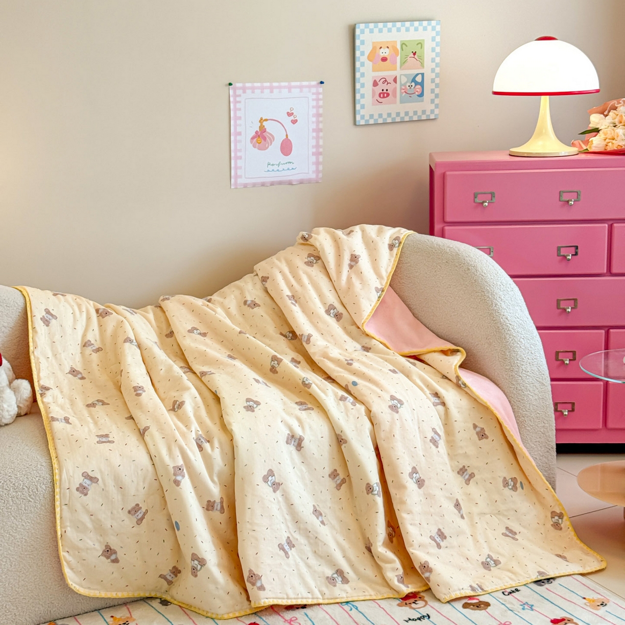 91家纺网 家纺一手货源 找家纺 妮可 2025新款三层夹棉全棉双层纱绒多功能盖毯被 布丁小熊