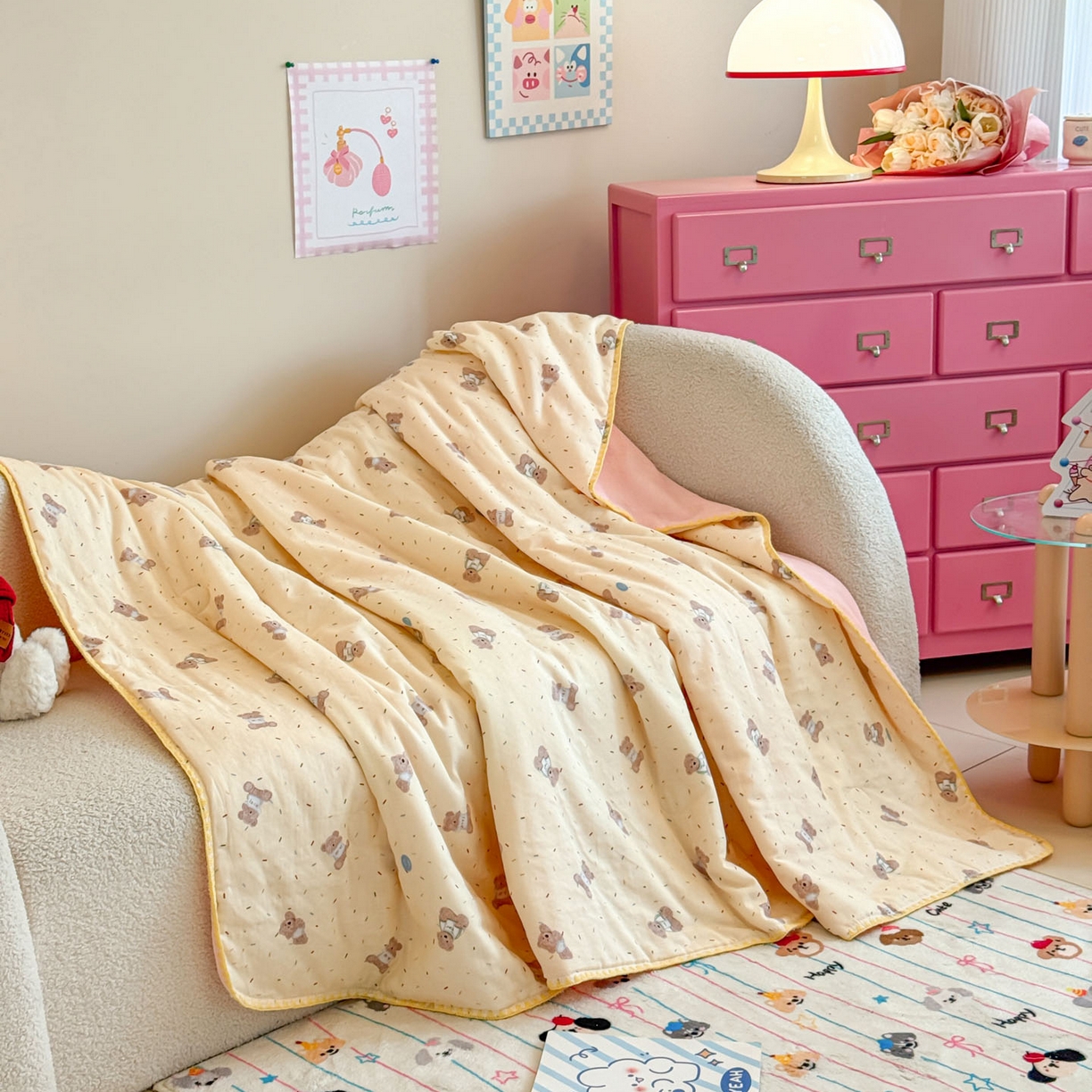 91家纺网 家纺一手货源 找家纺 妮可 2025新款三层夹棉全棉双层纱绒多功能盖毯被 布丁小熊