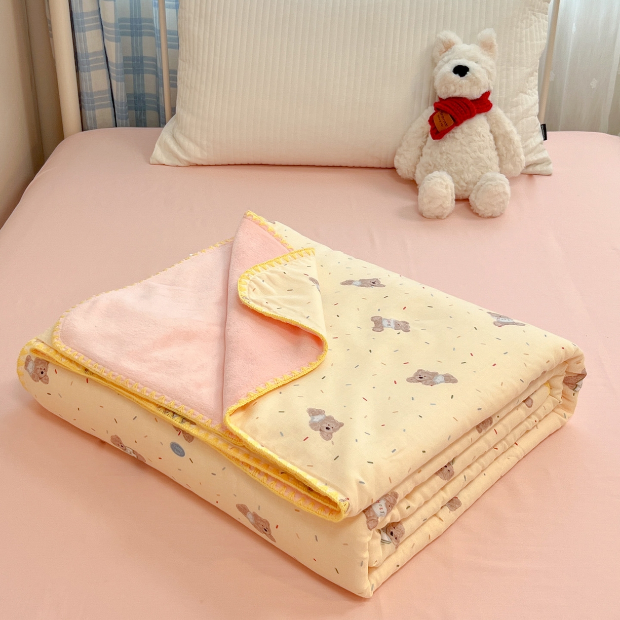 91家纺网 家纺一手货源 找家纺 妮可 2025新款三层夹棉全棉双层纱绒多功能盖毯被 布丁小熊