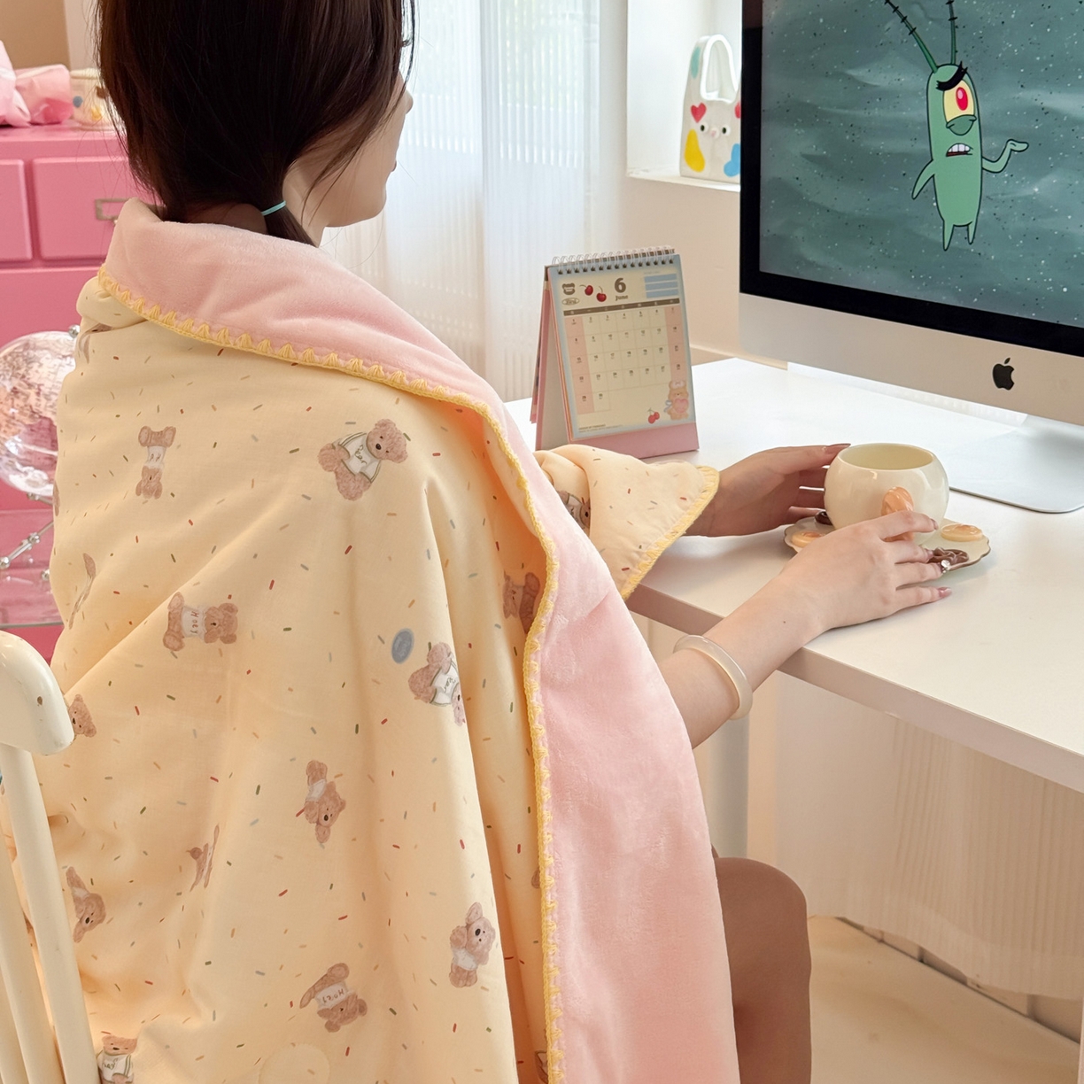 91家纺网 家纺一手货源 找家纺 妮可 2025新款三层夹棉全棉双层纱绒多功能盖毯被 布丁小熊