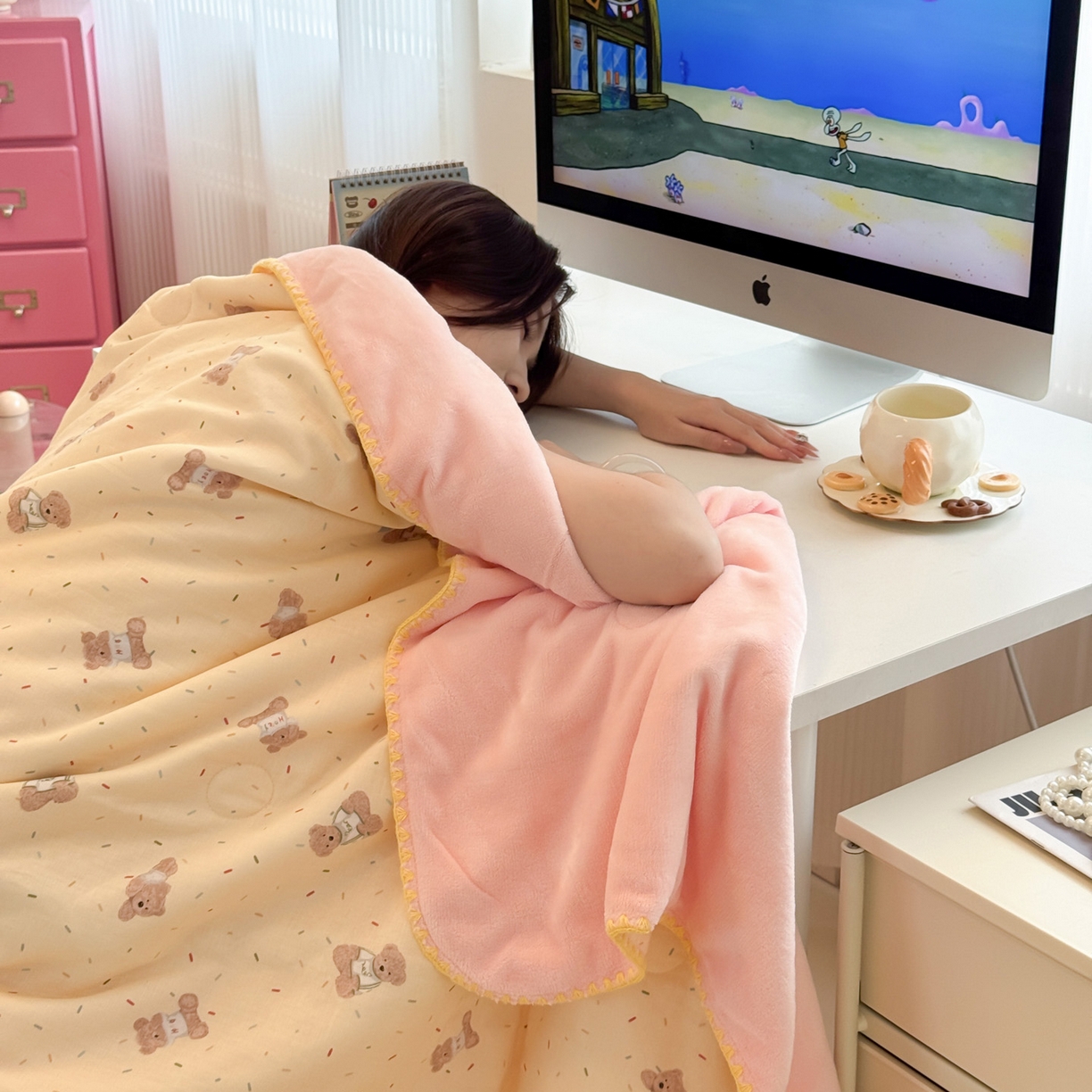 91家纺网 家纺一手货源 找家纺 妮可 2025新款三层夹棉全棉双层纱绒多功能盖毯被 布丁小熊