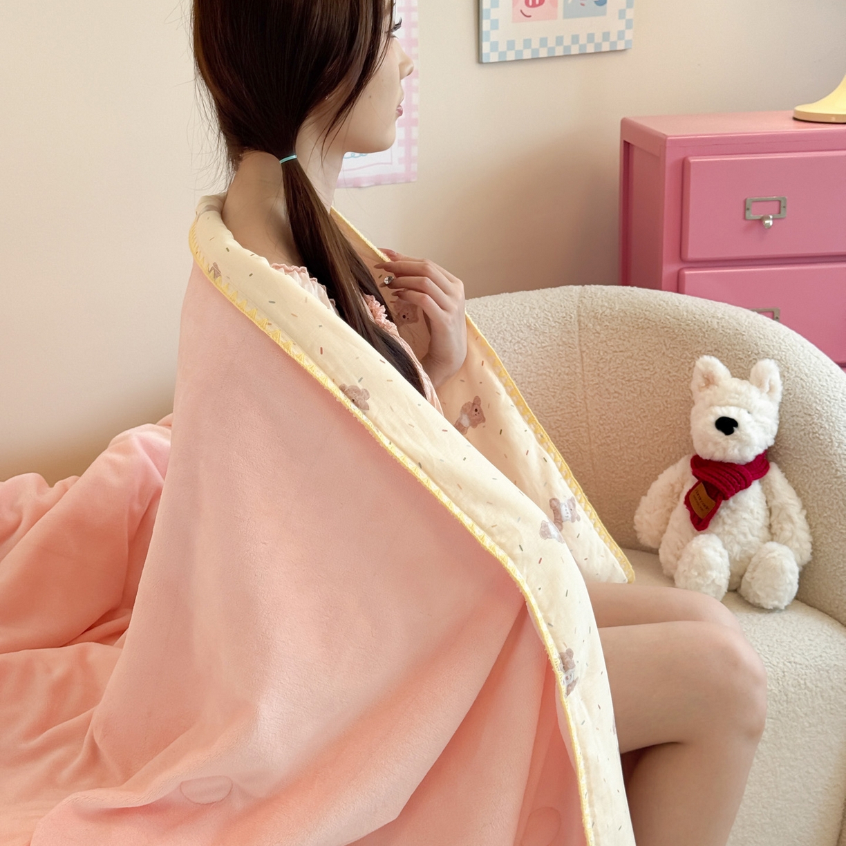 91家纺网 家纺一手货源 找家纺 妮可 2025新款三层夹棉全棉双层纱绒多功能盖毯被 布丁小熊