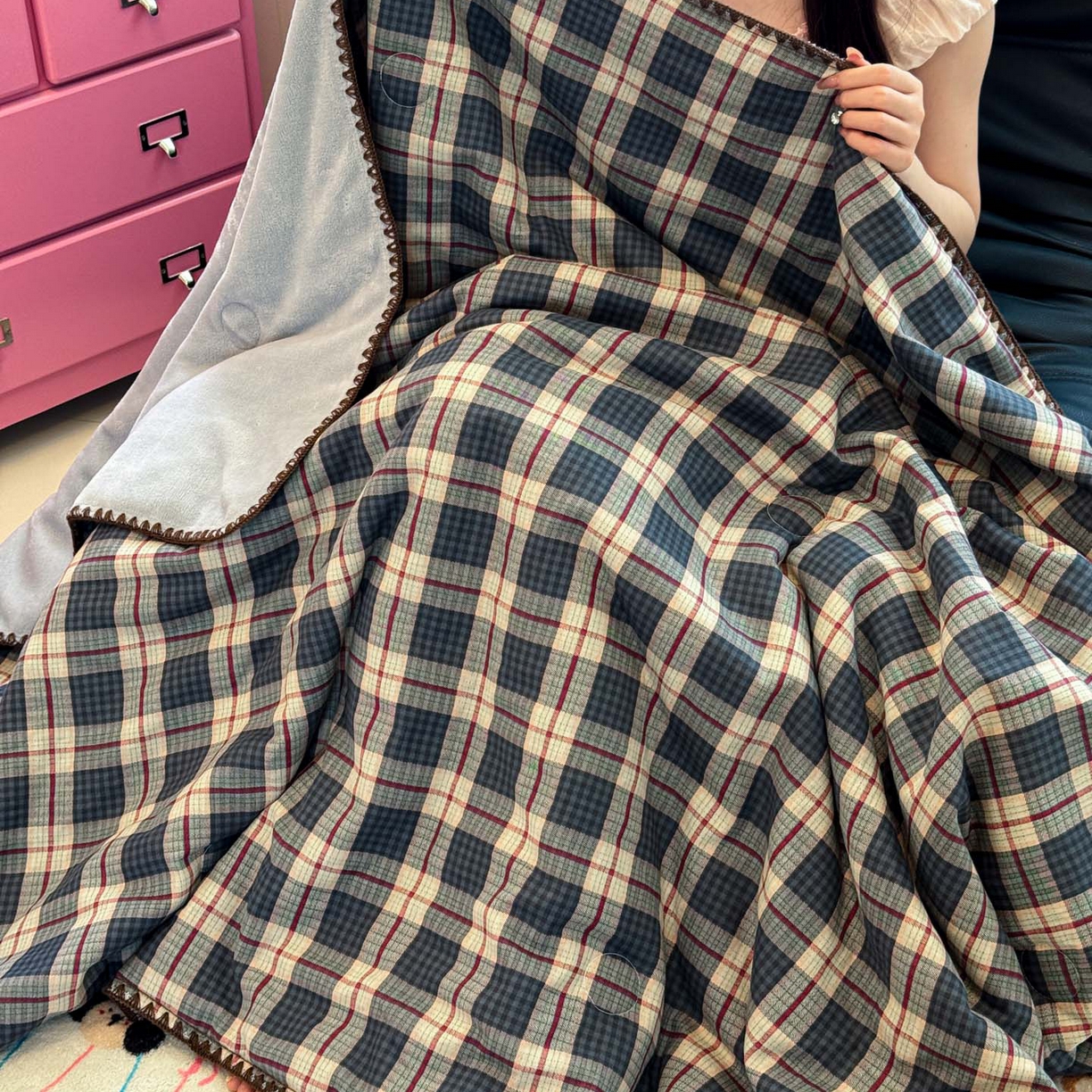 91家纺网 家纺一手货源 找家纺 妮可 2025新款三层夹棉全棉双层纱绒多功能盖毯被 格子画