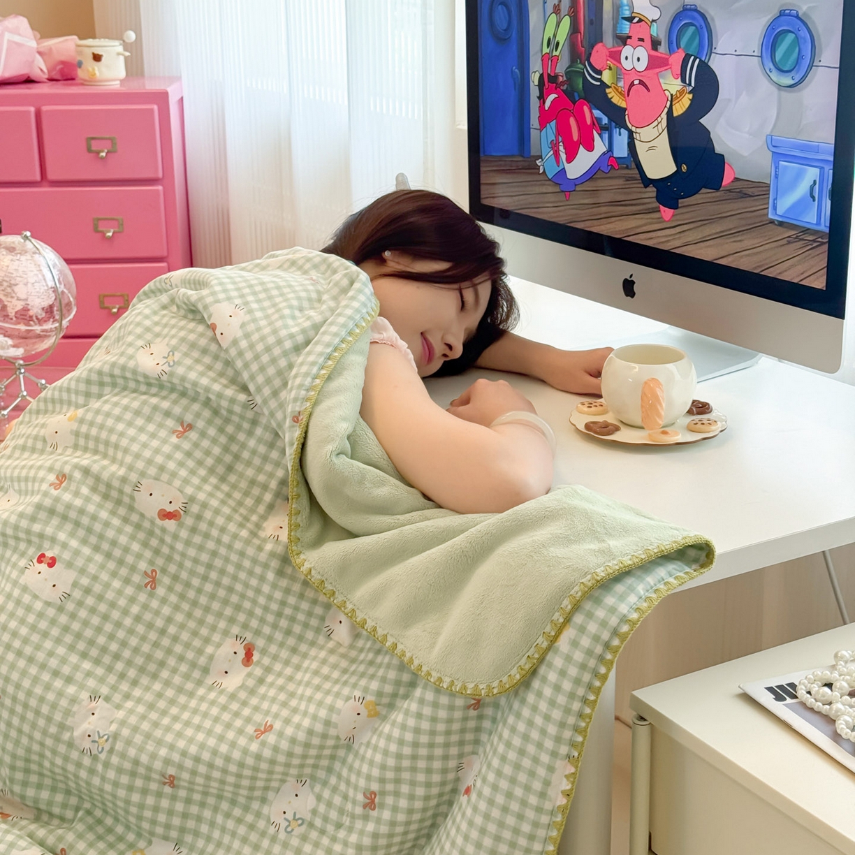 91家纺网 家纺一手货源 找家纺 妮可 2025新款三层夹棉全棉双层纱绒多功能盖毯被 KT-奶绿