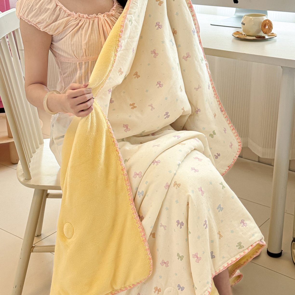 91家纺网 家纺一手货源 找家纺 妮可 2025新款三层夹棉全棉双层纱绒多功能盖毯被 蝴蝶芙芙