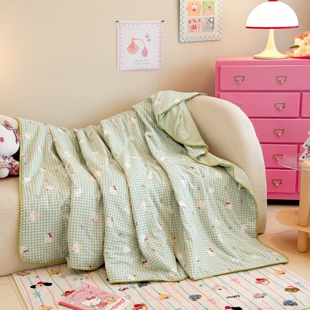 91家纺网 家纺一手货源 找家纺 妮可 2025新款三层夹棉全棉双层纱绒多功能盖毯被 KT-奶绿