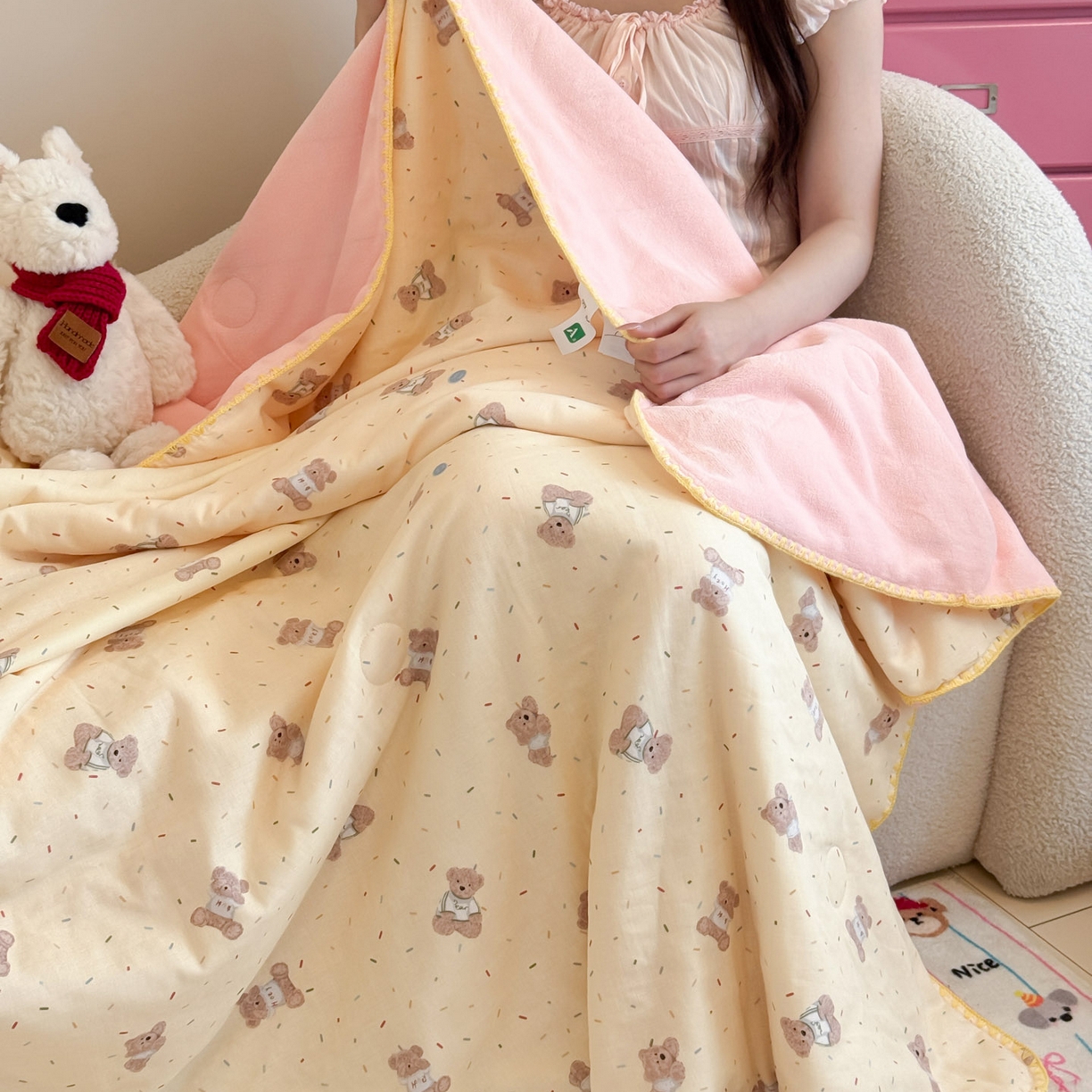 91家纺网 家纺一手货源 找家纺 妮可 2025新款三层夹棉全棉双层纱绒多功能盖毯被 布丁小熊