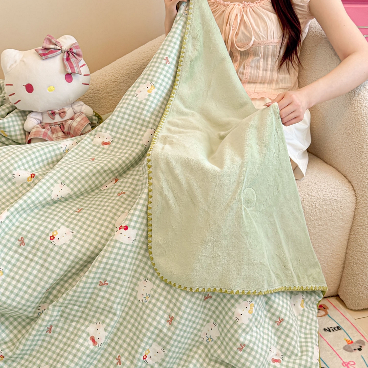 91家纺网 家纺一手货源 找家纺 妮可 2025新款三层夹棉全棉双层纱绒多功能盖毯被 KT-奶绿