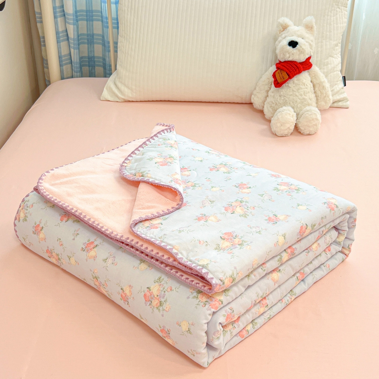 91家纺网 家纺一手货源 找家纺 妮可 2025新款三层夹棉全棉双层纱绒多功能盖毯被 小美好