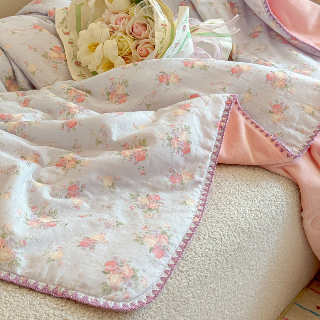 91家纺网 家纺一手货源 找家纺 妮可 2025新款三层夹棉全棉双层纱绒多功能盖毯被 小美好