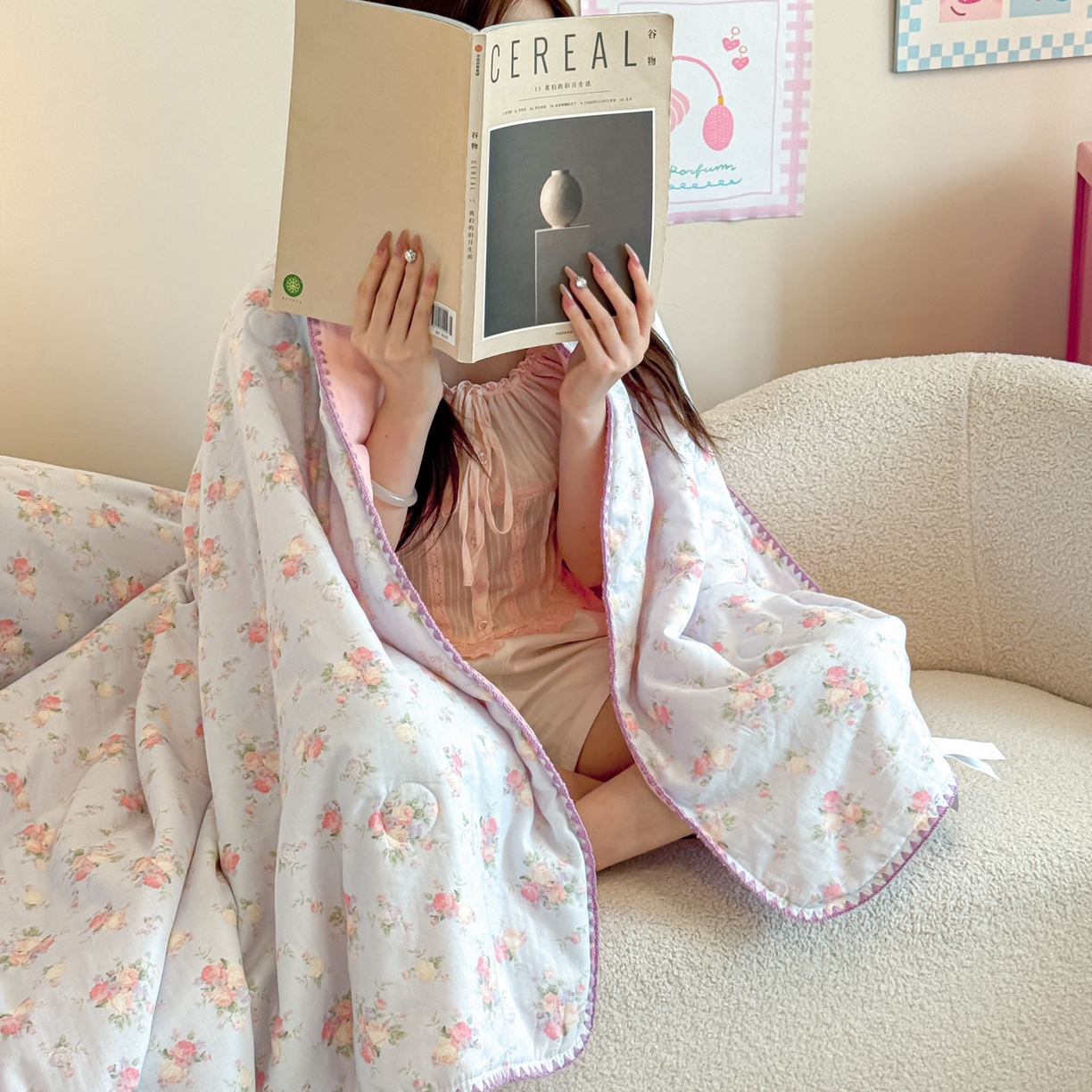 91家纺网 家纺一手货源 找家纺 妮可 2025新款三层夹棉全棉双层纱绒多功能盖毯被 小美好