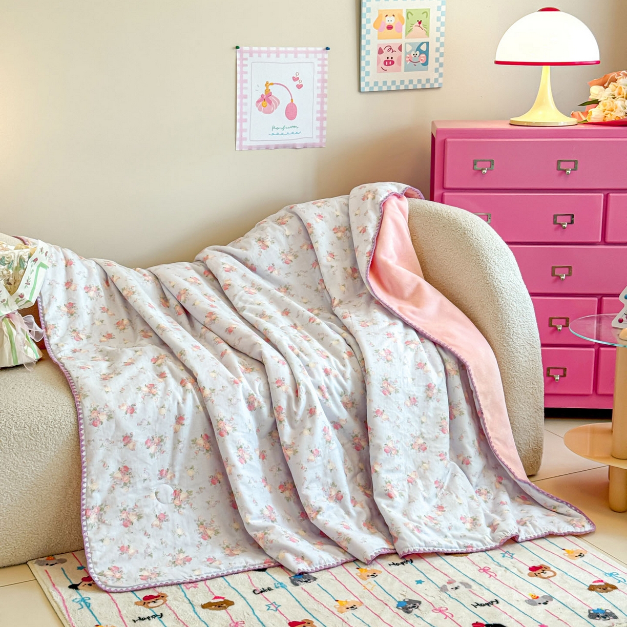 91家纺网 家纺一手货源 找家纺 妮可 2025新款三层夹棉全棉双层纱绒多功能盖毯被 小美好