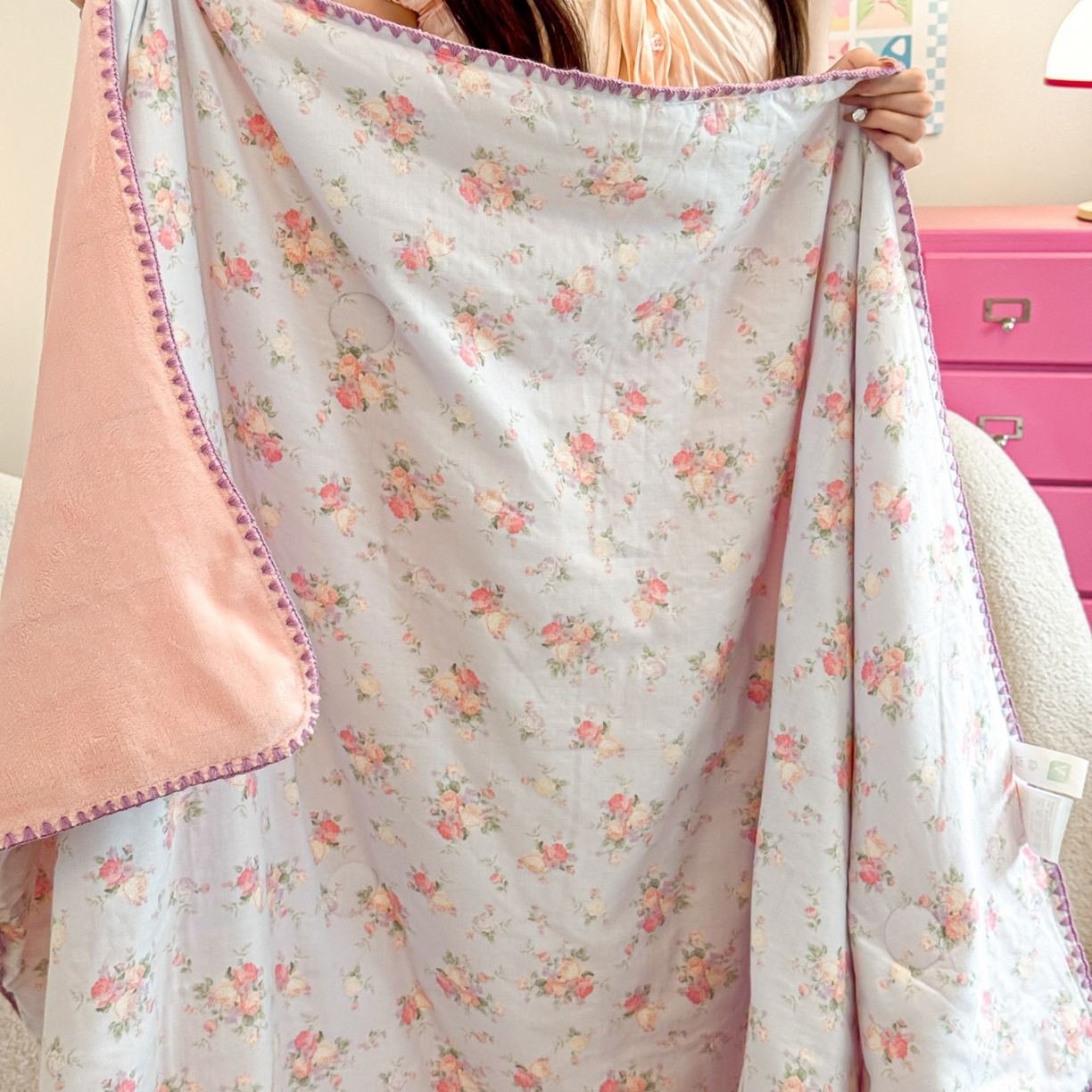 91家纺网 家纺一手货源 找家纺 妮可 2025新款三层夹棉全棉双层纱绒多功能盖毯被 小美好