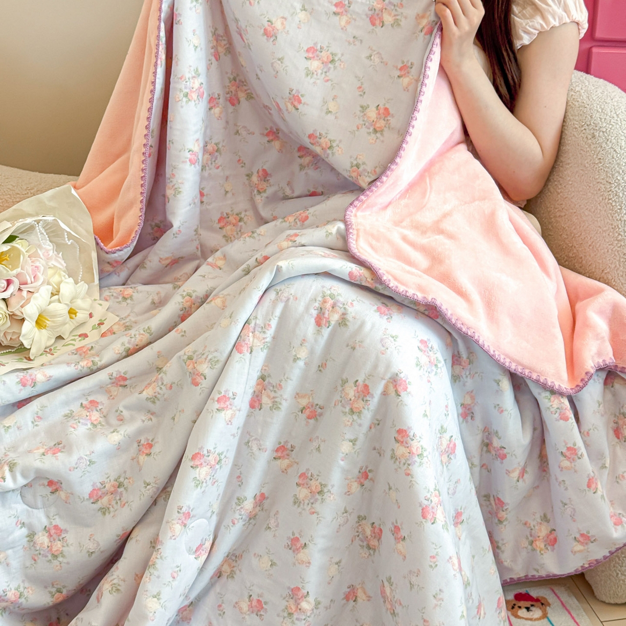 91家纺网 家纺一手货源 找家纺 妮可 2025新款三层夹棉全棉双层纱绒多功能盖毯被 小美好