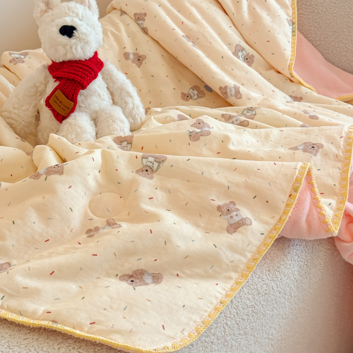 91家纺网 家纺一手货源 找家纺 妮可 2025新款三层夹棉全棉双层纱绒多功能盖毯被 布丁小熊