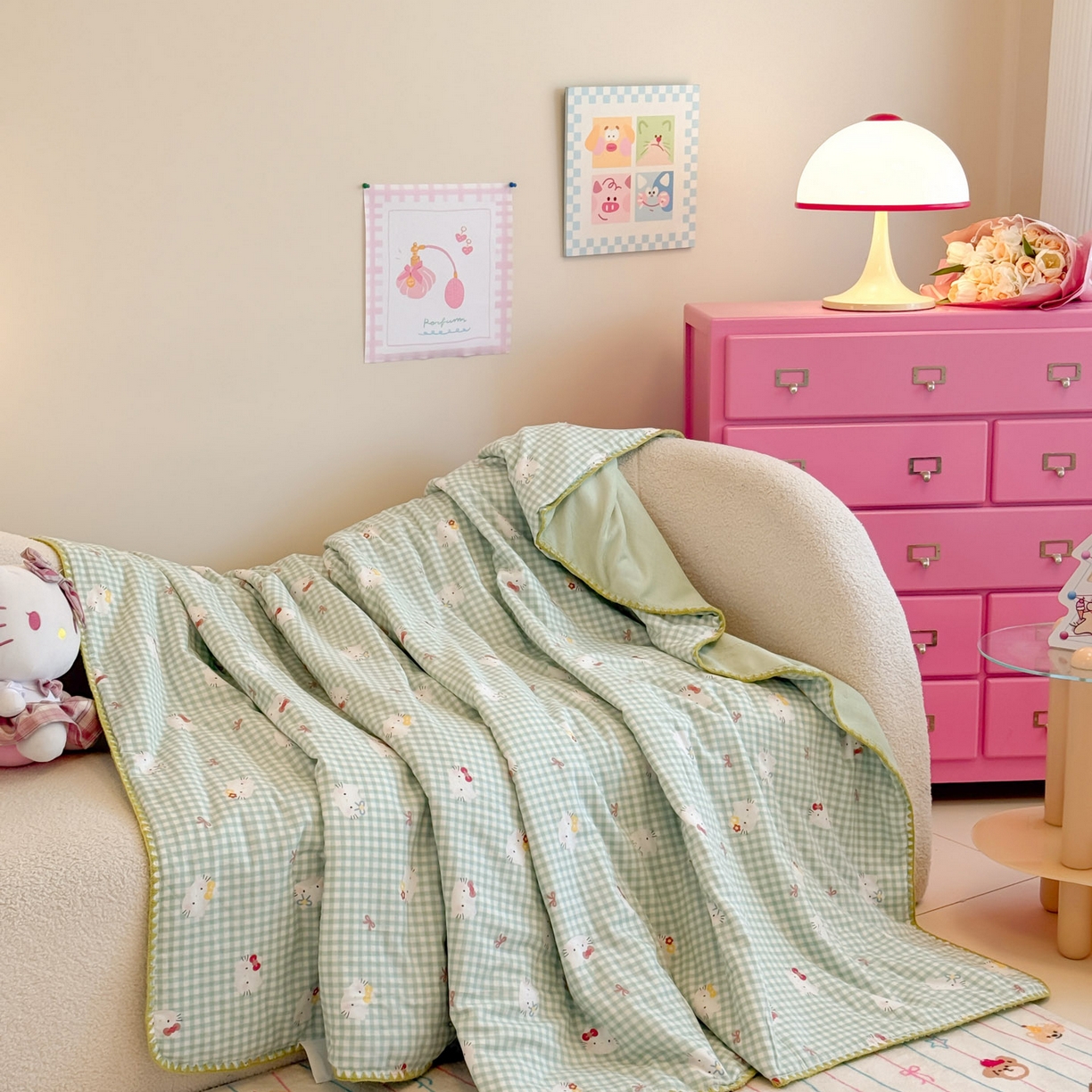 91家纺网 家纺一手货源 找家纺 妮可 2025新款三层夹棉全棉双层纱绒多功能盖毯被 KT-奶绿