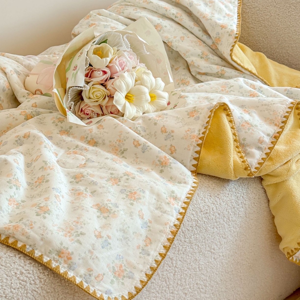 91家纺网 家纺一手货源 找家纺 妮可 2025新款三层夹棉全棉双层纱绒多功能盖毯被 奶油芝芝