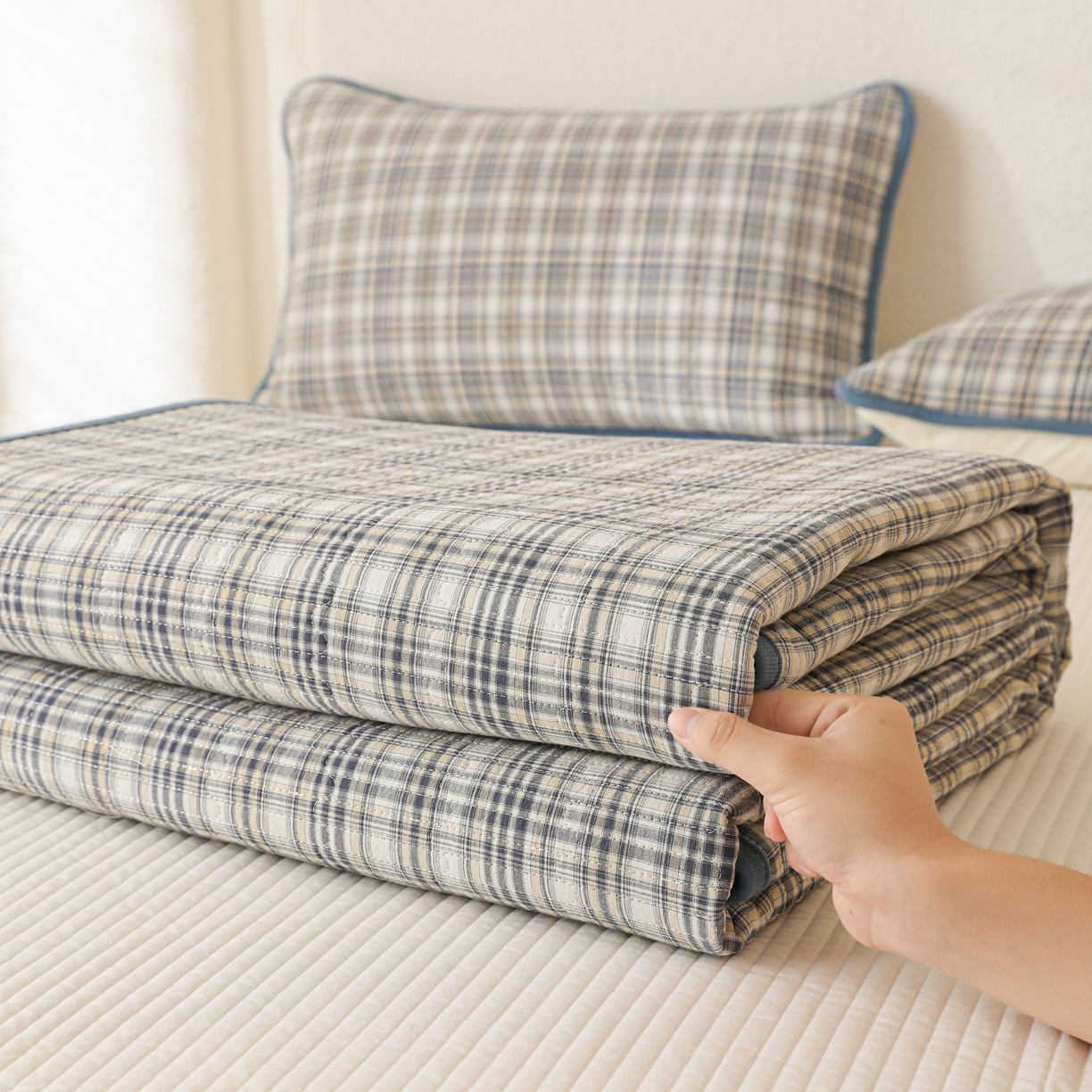 91家纺网 家纺一手货源 找家纺 妮可 2025新款全棉色织水洗棉一面棉一面绒四季可用床盖系列 格韵-蓝调